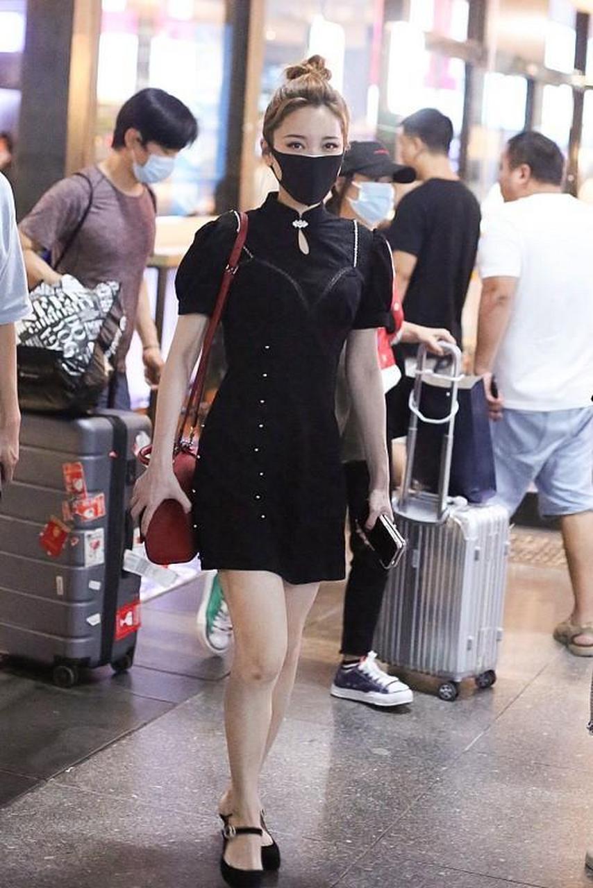 被金莎的"少女身材"迷住了,穿改良旗袍曲线好,甜美又撩人