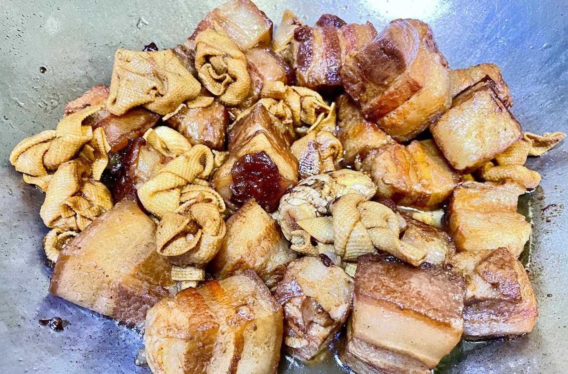 霜降后,滋补就要从炖肉开始,今天特意做了一个百叶结红烧肉,入口即化