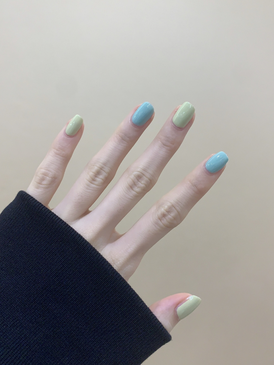 薄荷奶绿 这两个颜色的做跳色搭配既随性又优雅高级 #牛油果绿美甲