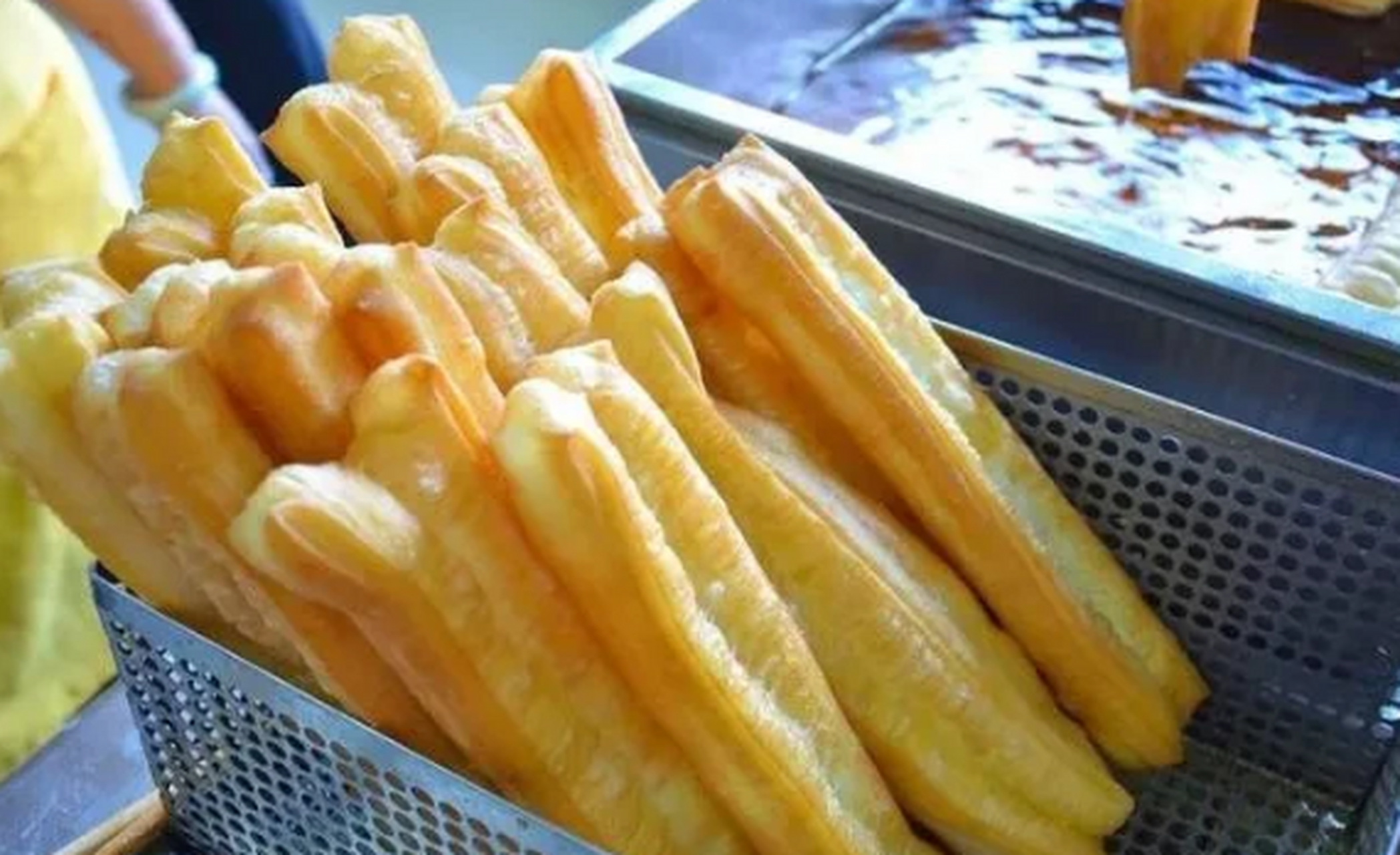 "福建莆田,卖油条的卢某与市场监督管理局杠上了,原因是因为自己卖的