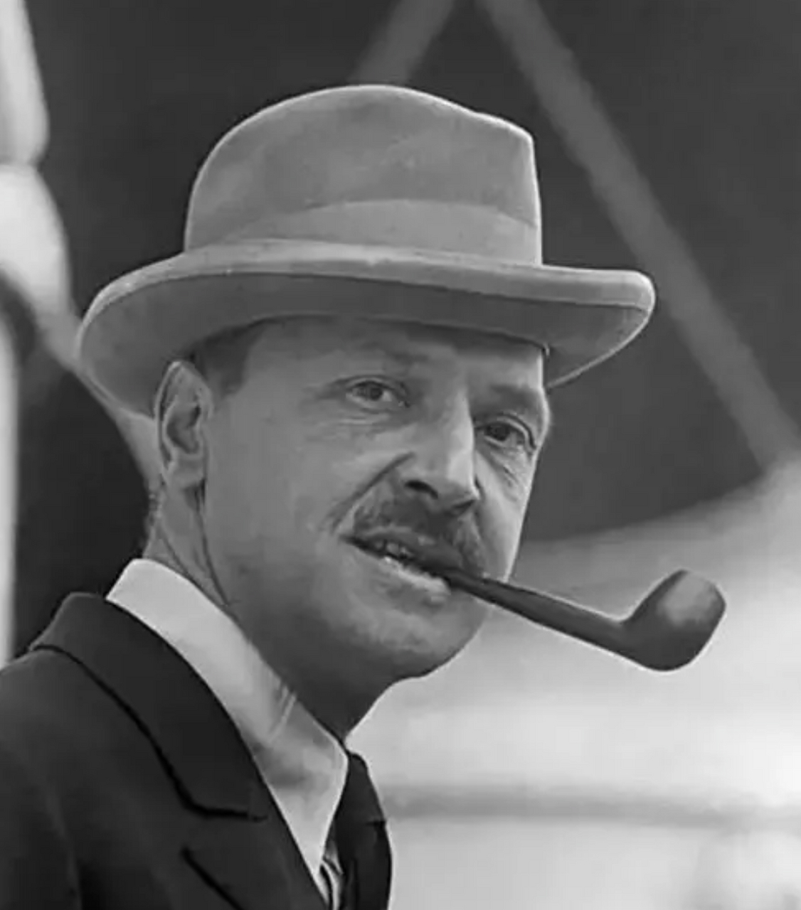 《月亮和六便士》是英国作家毛姆的一部经典小说,讲述了一位画家的