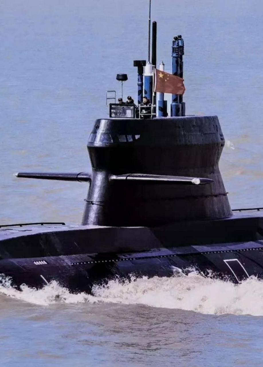 最新的消息显示,新型的039c常规潜艇采用了三折线蘑菇头的纺锤形