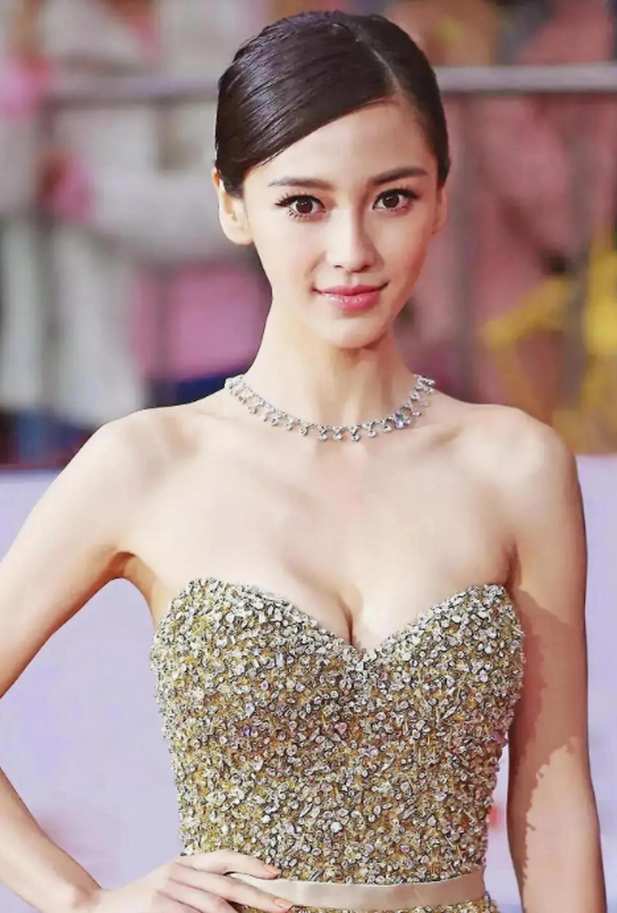 杨颖一袭亮片抹胸裙出席活动,优雅大气,性感迷人
