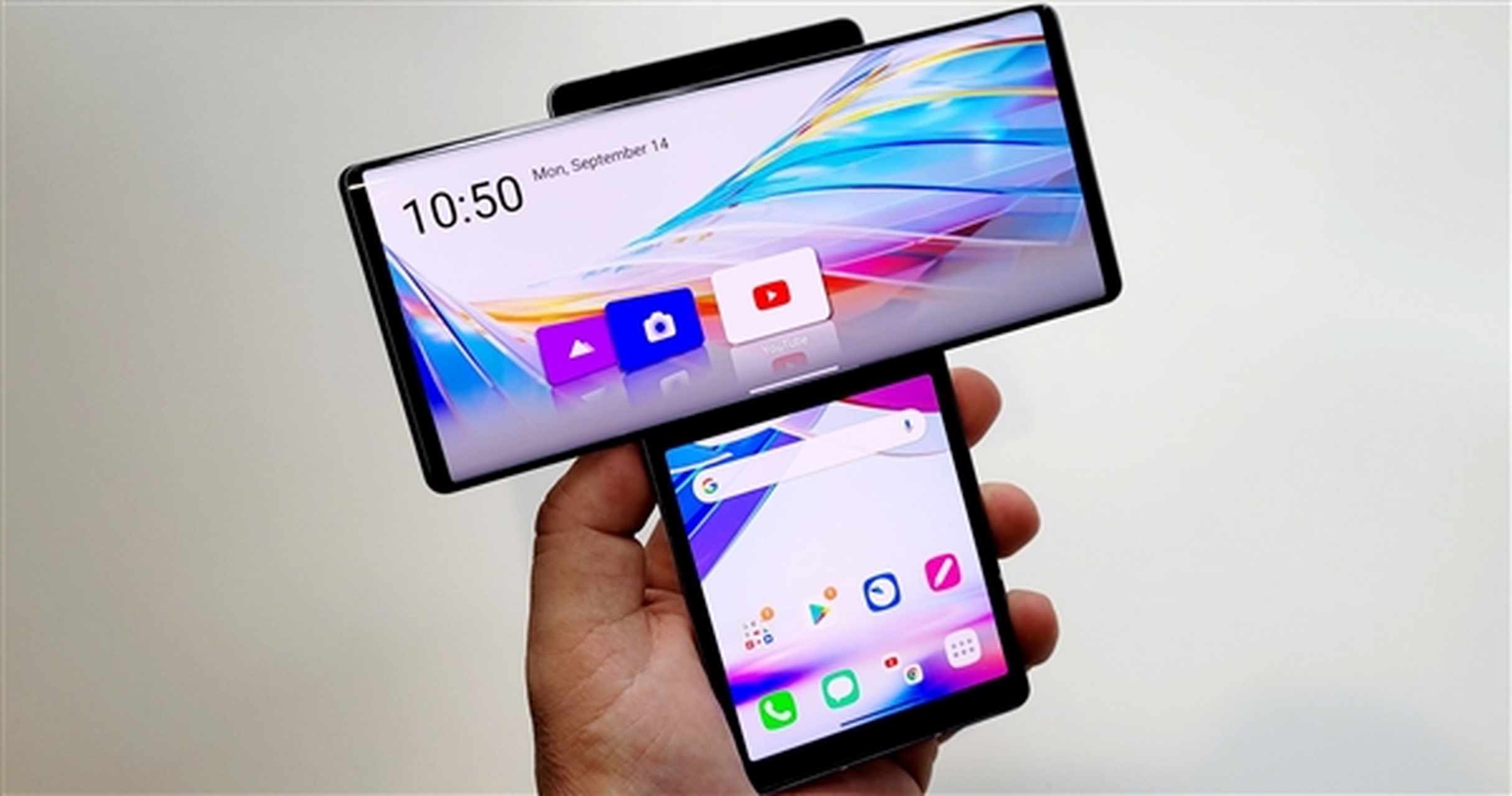 从曝光的图片来看,lg wing手机可旋转式的设计会让机身变厚,而弹出式