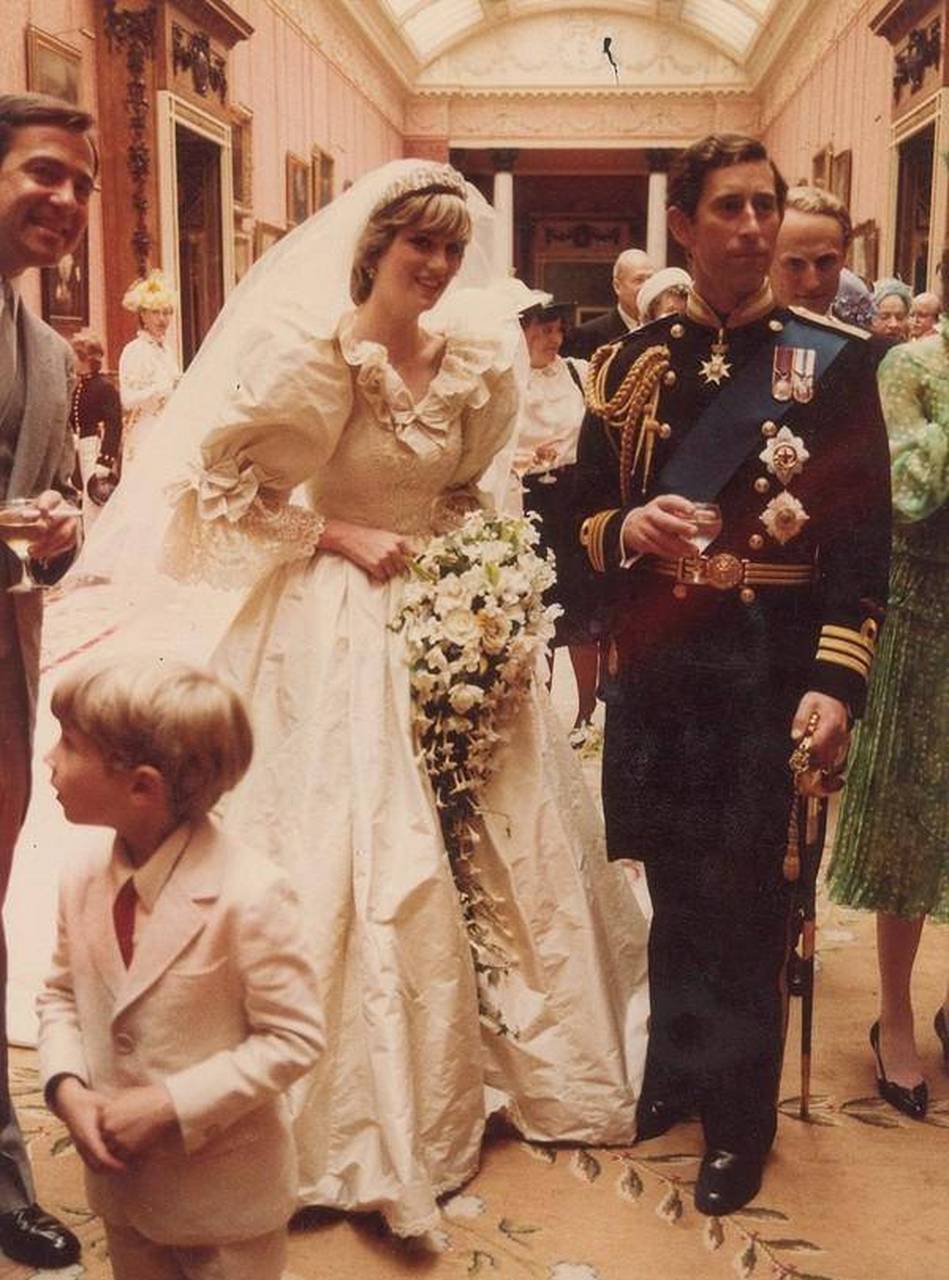 王子和戴安娜王妃的婚礼照片曝光,当天戴妃身穿唯美梦幻的婚纱出场