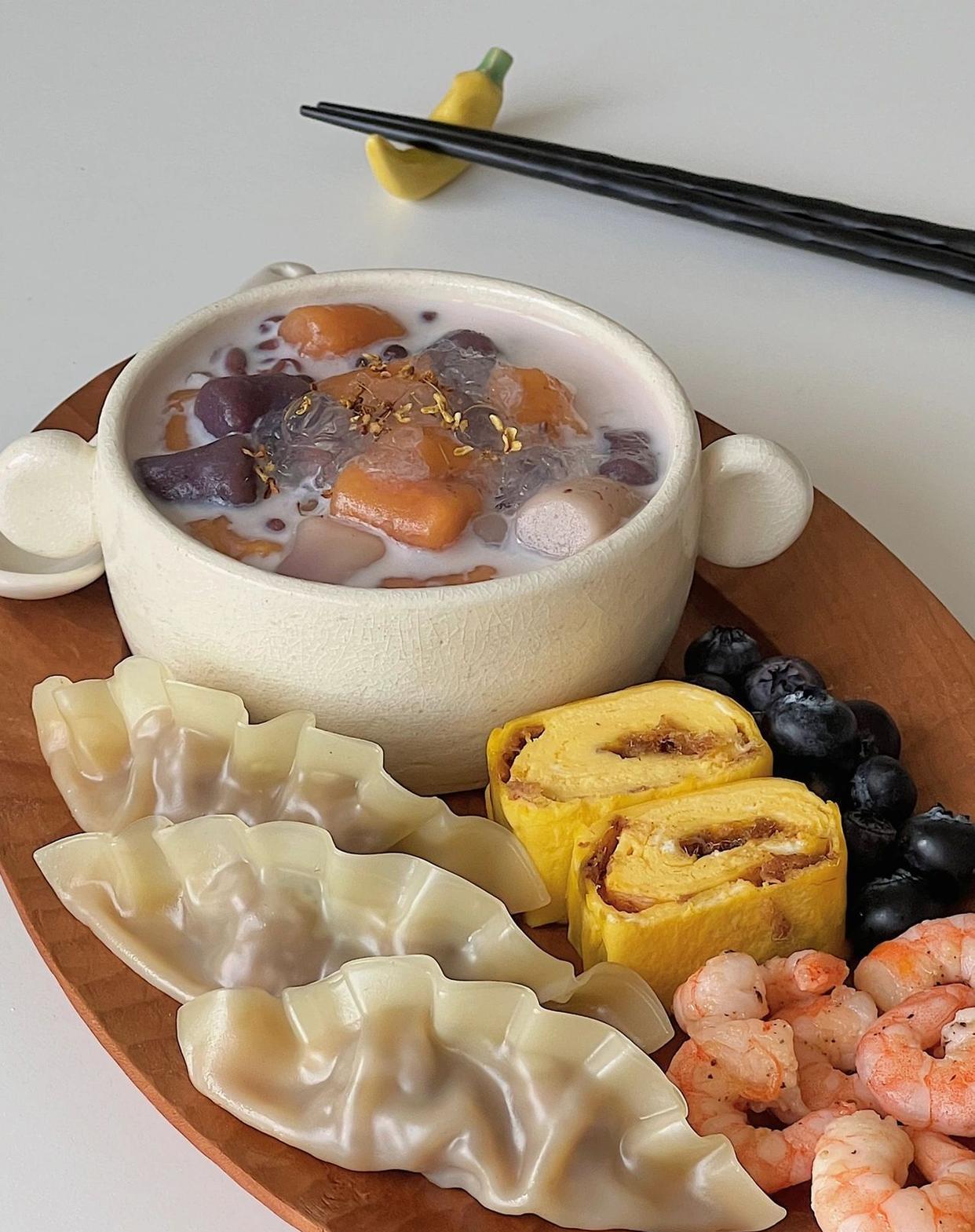 养生中式早餐红豆牛奶芋圆蒸饺煎虾蛋卷|又是满足的中式早餐 居家办公