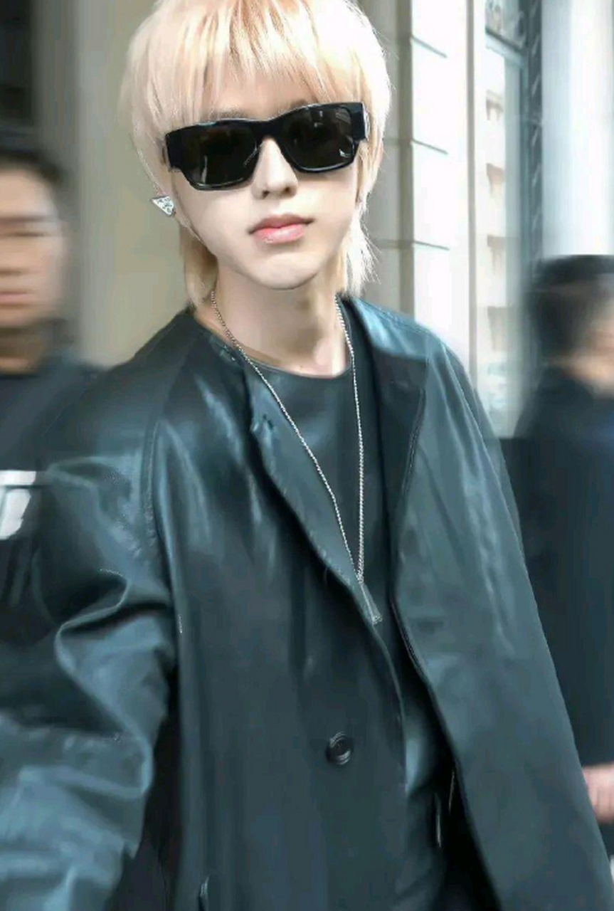 有人把蔡徐坤认成了权志龙哎#蔡徐坤