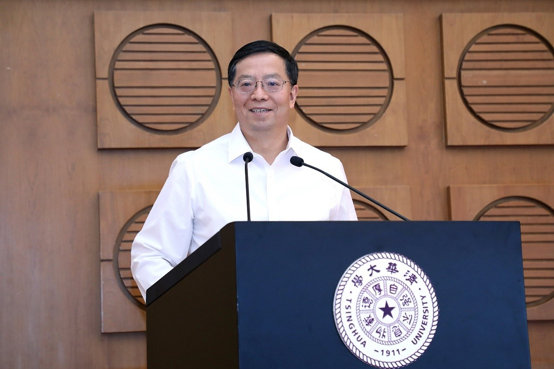 清华学子17人,撑起中国大模型创业半壁江山!