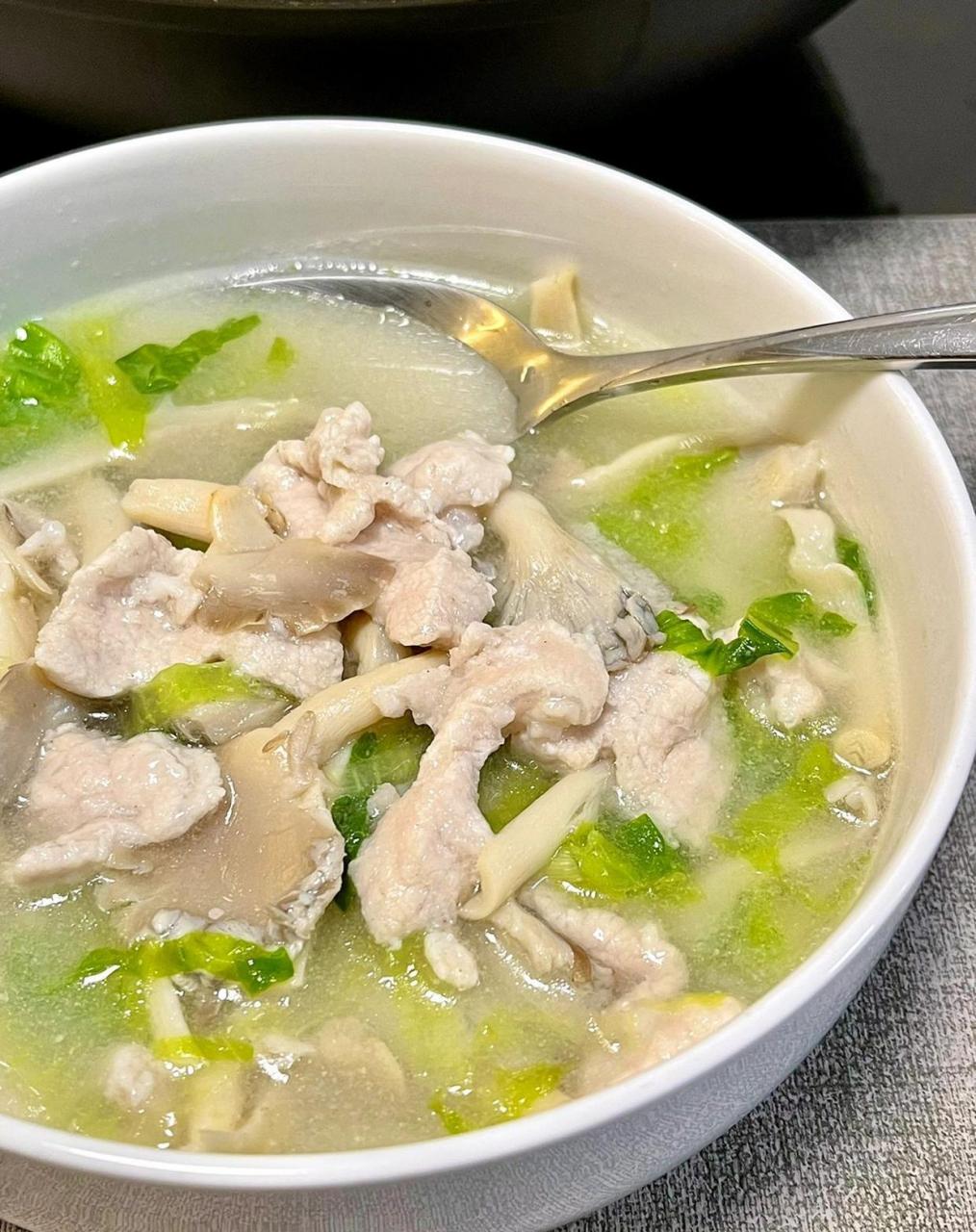 今天分享一道平菇瘦肉汤! 这道汤真的是近期最爱了!