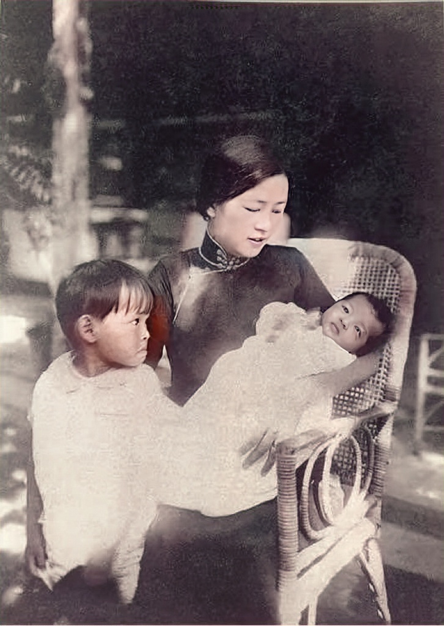 1932年,林徽因怀抱刚出生的儿子梁从诫的照片,而一边还站着女儿梁再冰