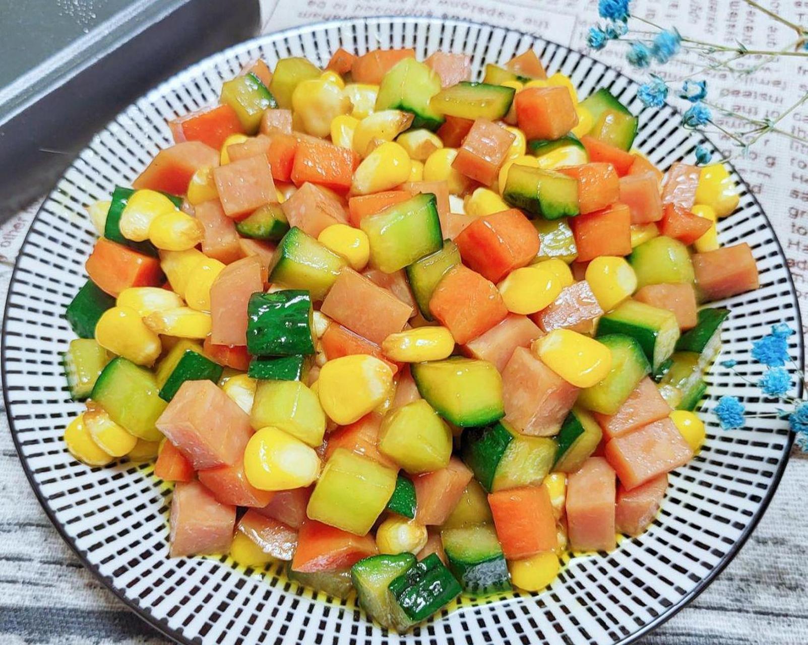 99彩虹玉米炒火腿 火腿玉米粒胡萝卜黄瓜 87步骤: 1火腿切丁胡