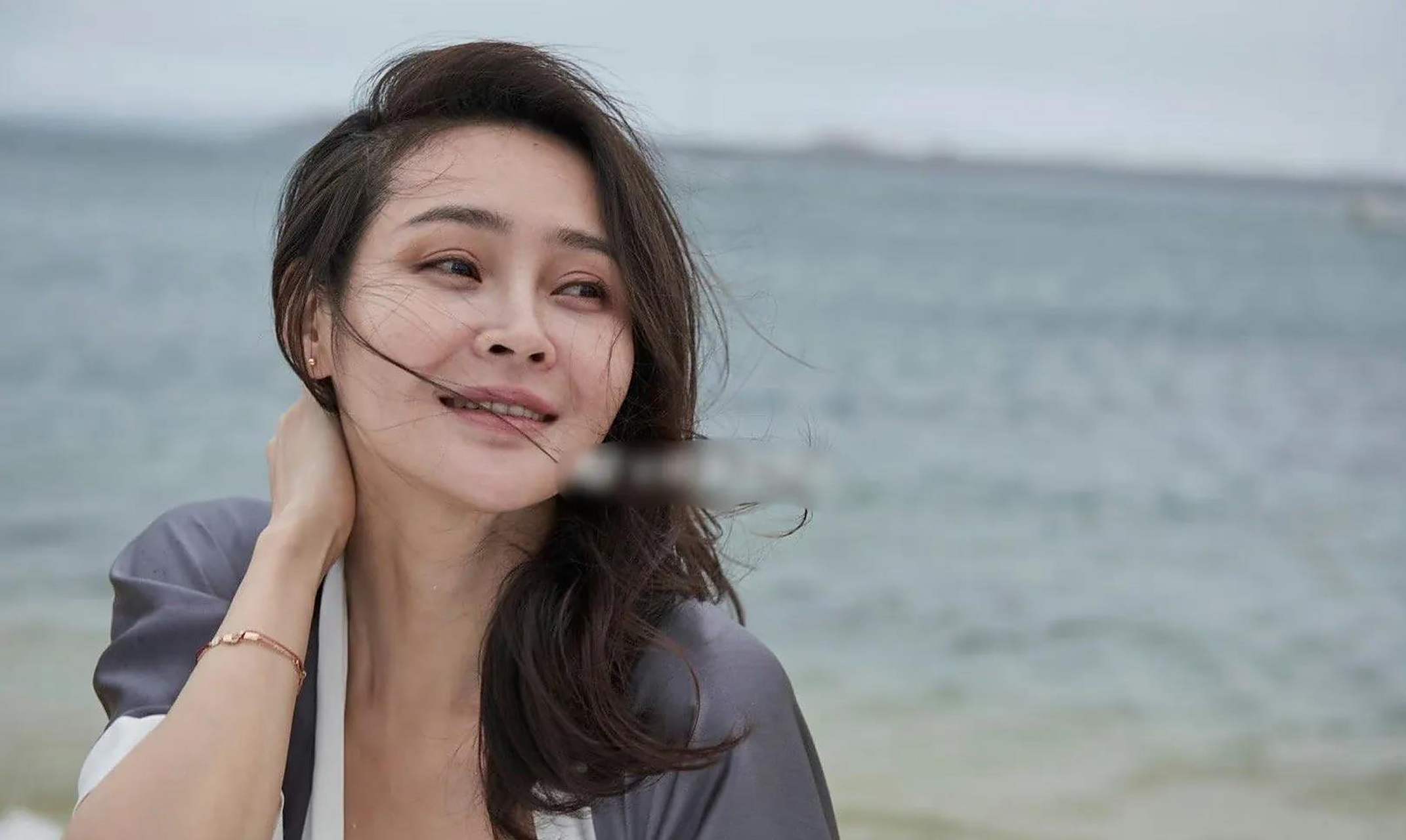 于明加海边大片写真,168身材美的大气又惊艳