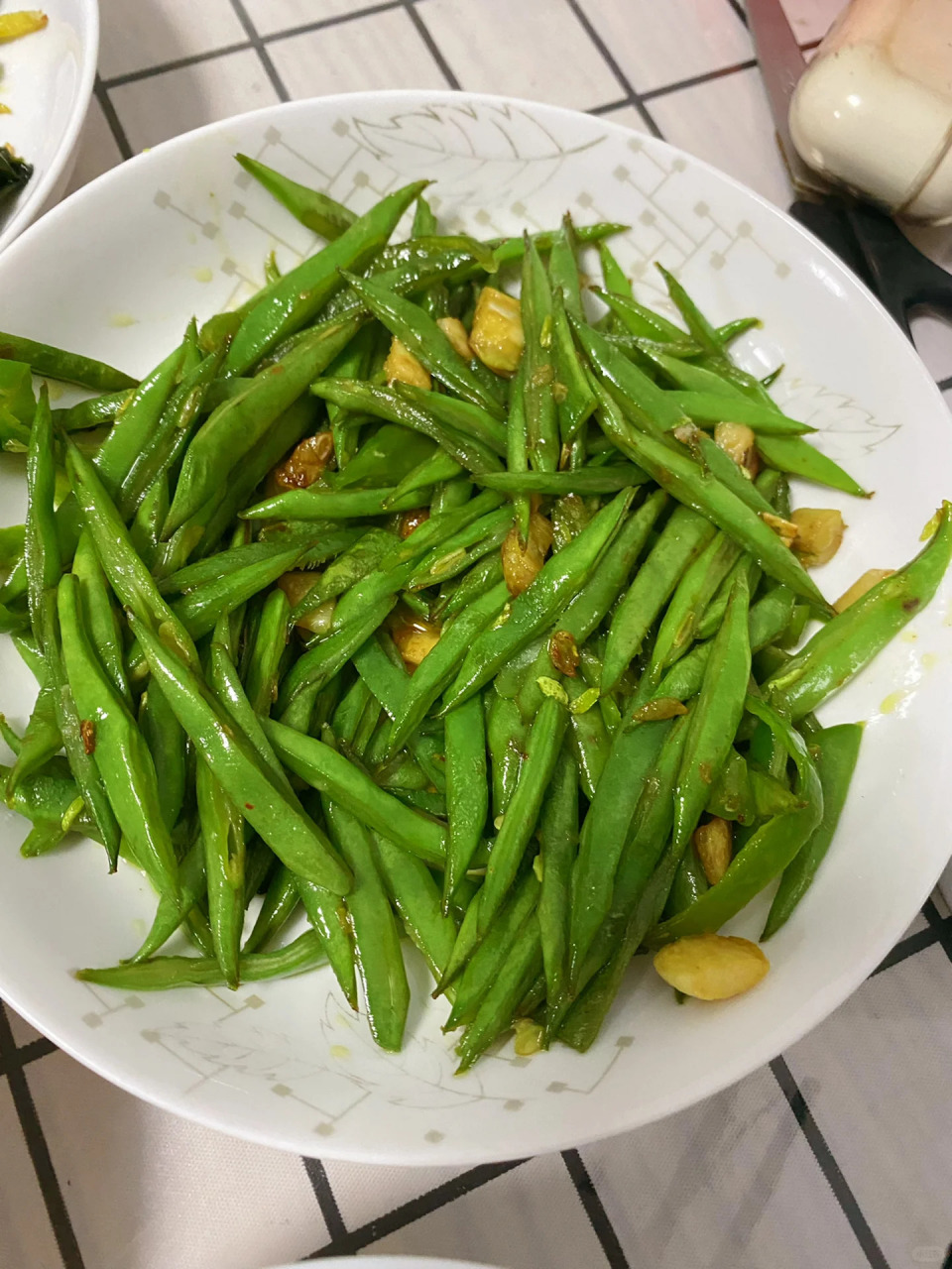 香煎鸡翅|小炒裙带菜|清炒四季豆 香煎鸡翅 小炒裙带菜 油热,姜丝蒜片