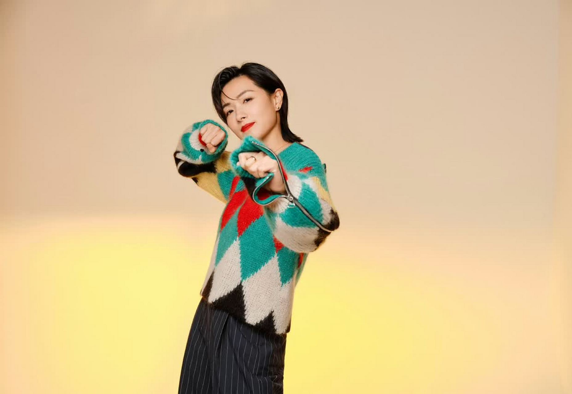 万茜的菱形毛衣很时尚