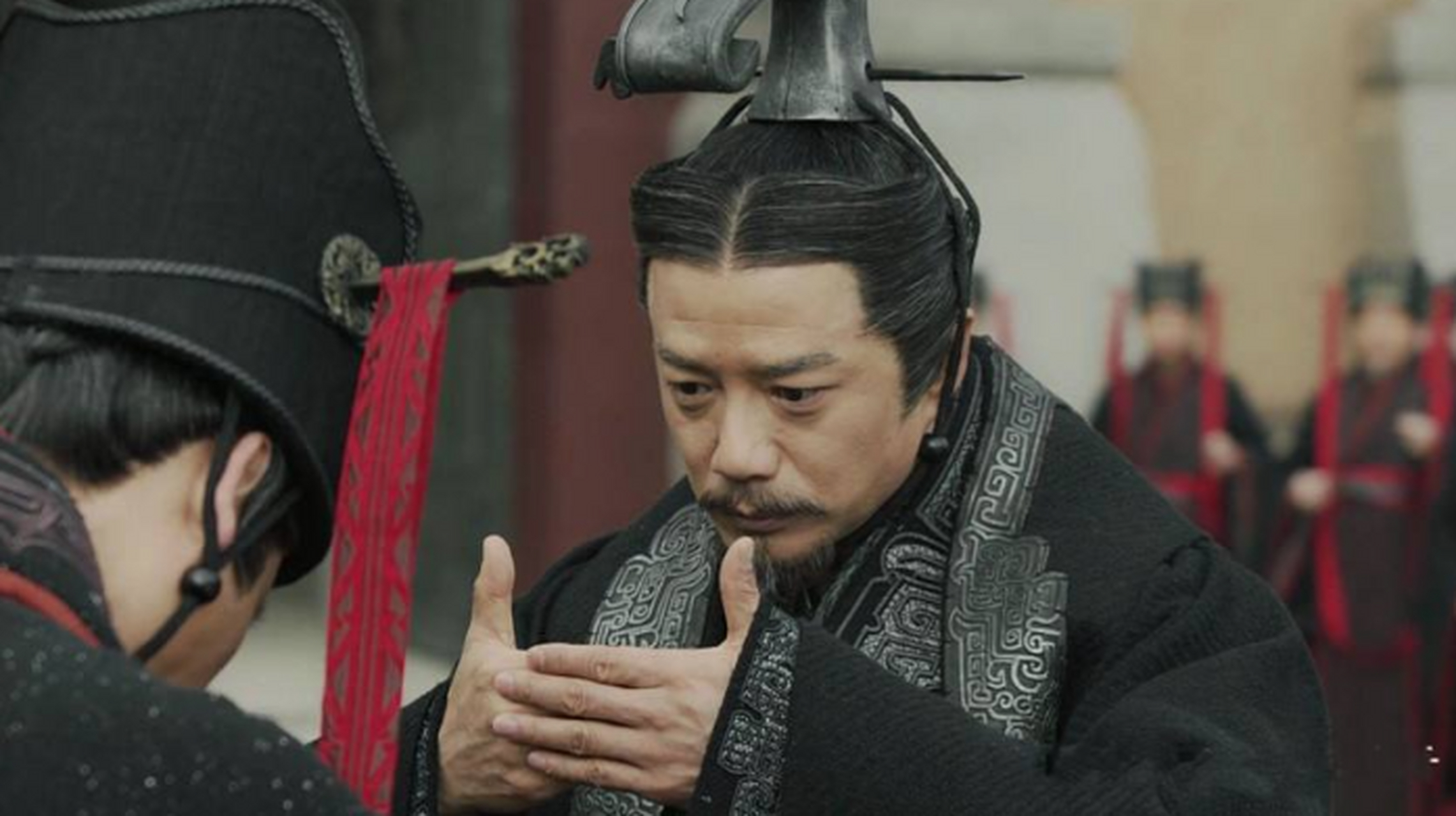 酒喝到一半,吕不韦不胜酒力打起盹来.