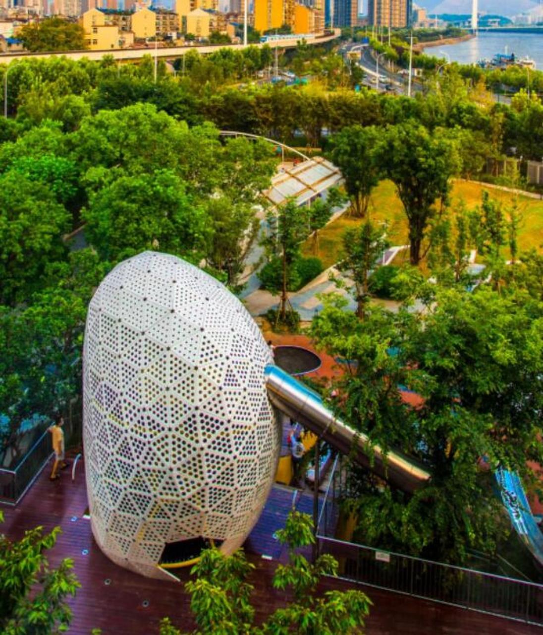 奇趣蛋壳公园,地铁1号线太平洋站旁,两个银白色的巨型"恐龙蛋"引人