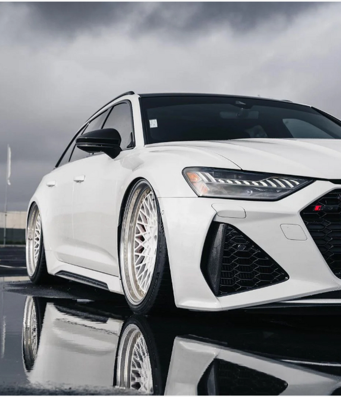 纯白色奥迪rs6 avant,被誉为"瓦罐大王",以其独特的外观和卓越性能