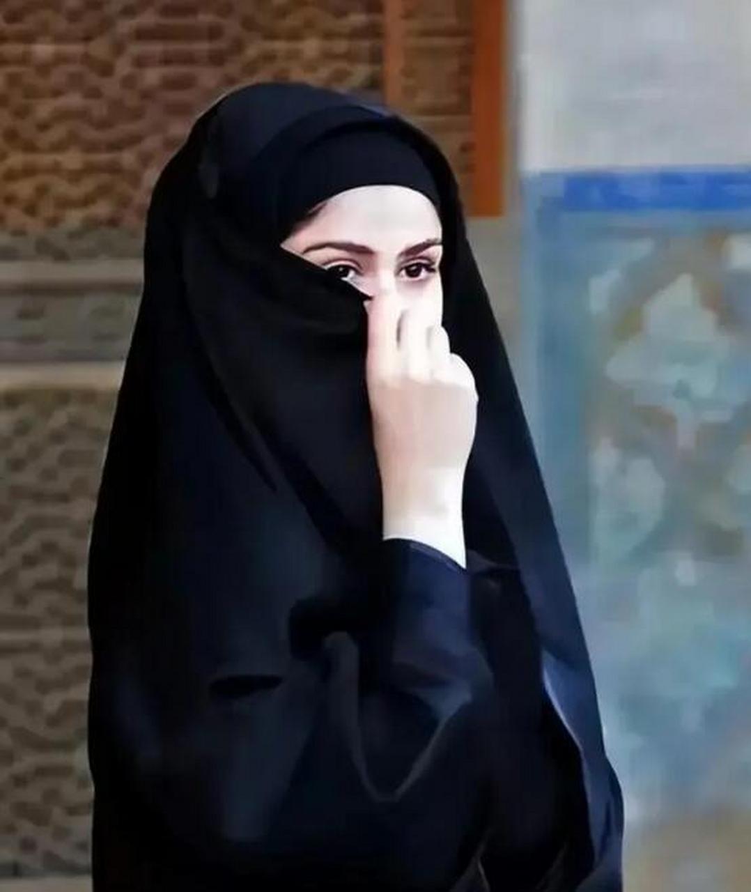 1970年代的伊朗,一位身着时尚服饰,婀娜多姿的女子正在切生日蛋糕.