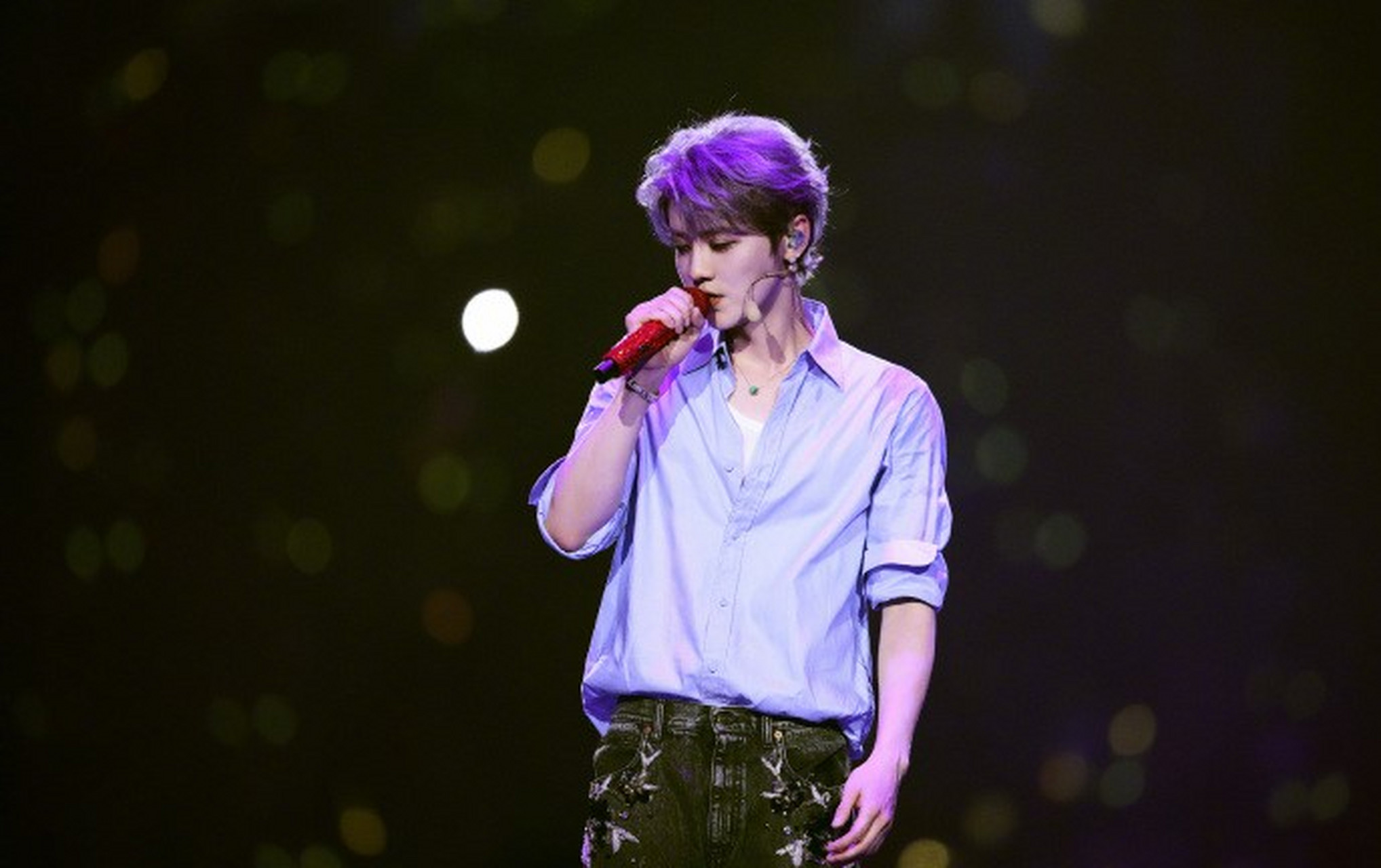 星闻#  鹿晗说:当《勋章》终于在三巡奏响,我们的派day正式画上了