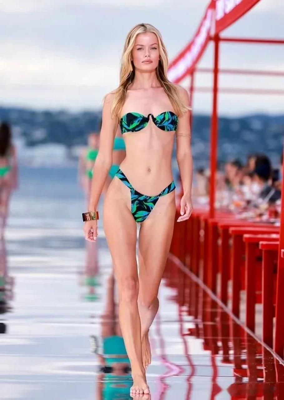 维密天使弗里达·奥森身穿彩色比基尼在圣特罗佩举行的泳装秀上昂首