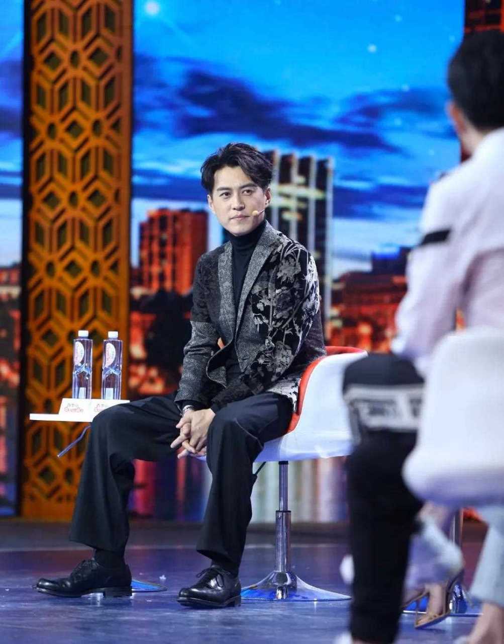 靳东《精英律师》发布会造型,身穿西装搭配高领毛衣打造沉稳绅士范