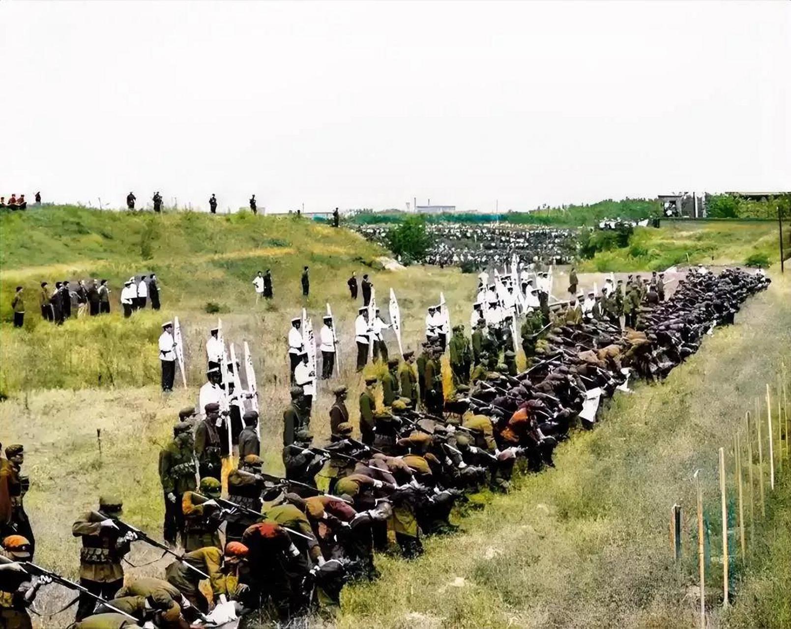 1980年代,集体枪决犯人的现场情景!