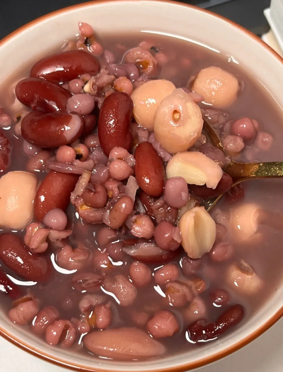 红豆薏米莲子粥,来了两碗.感觉中午不用吃饭了.