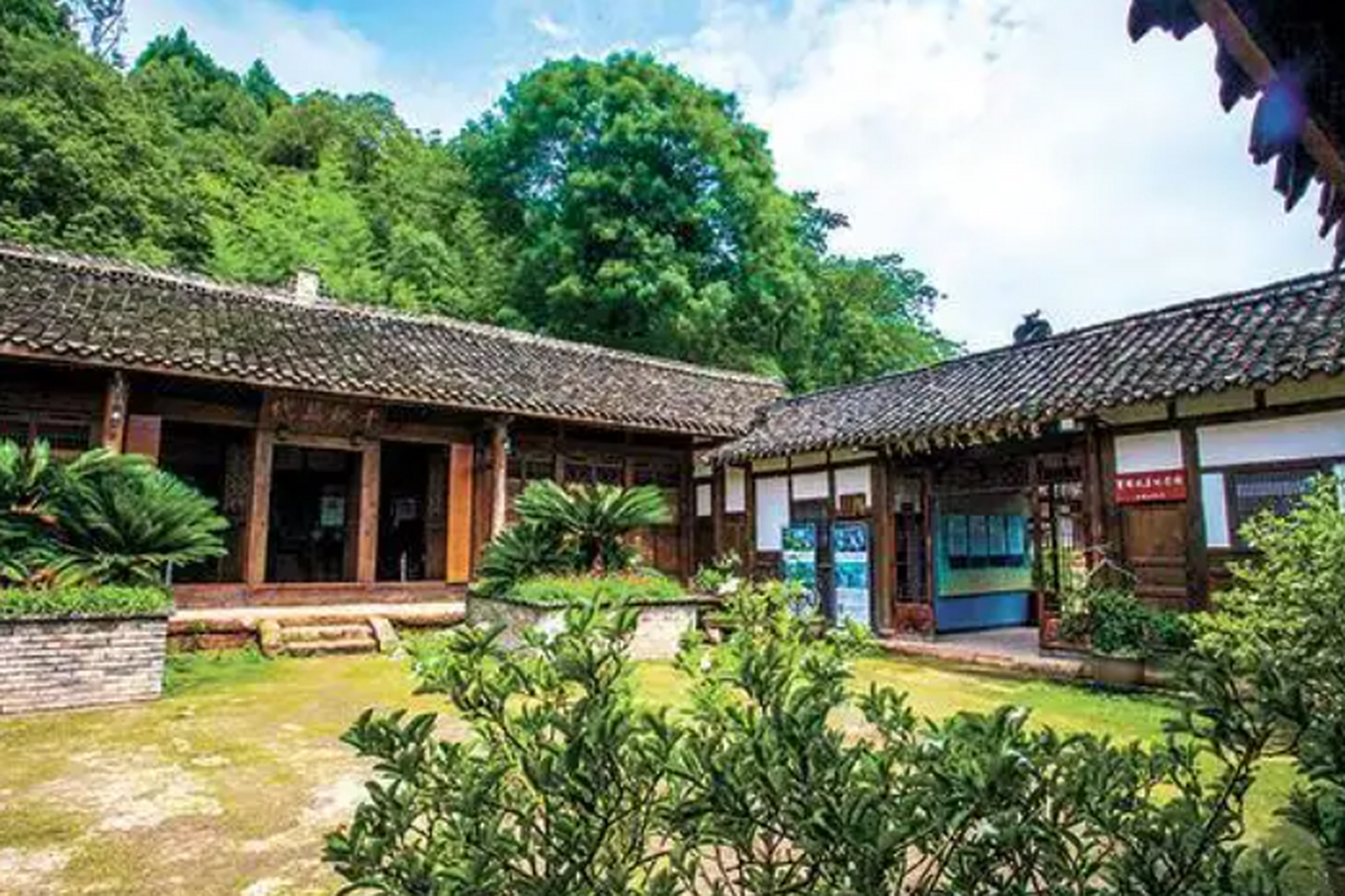 贺麟故居位于金堂五凤镇一隅,故居四周竹茂修林,枝叶葱翠,俨然一副"人