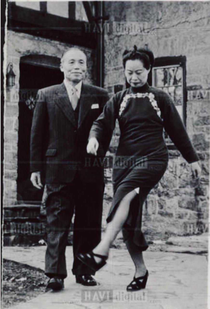 图中,郭德洁身着合身的旗袍,脚踩时尚的高跟鞋,单脚翘起,十分俏皮