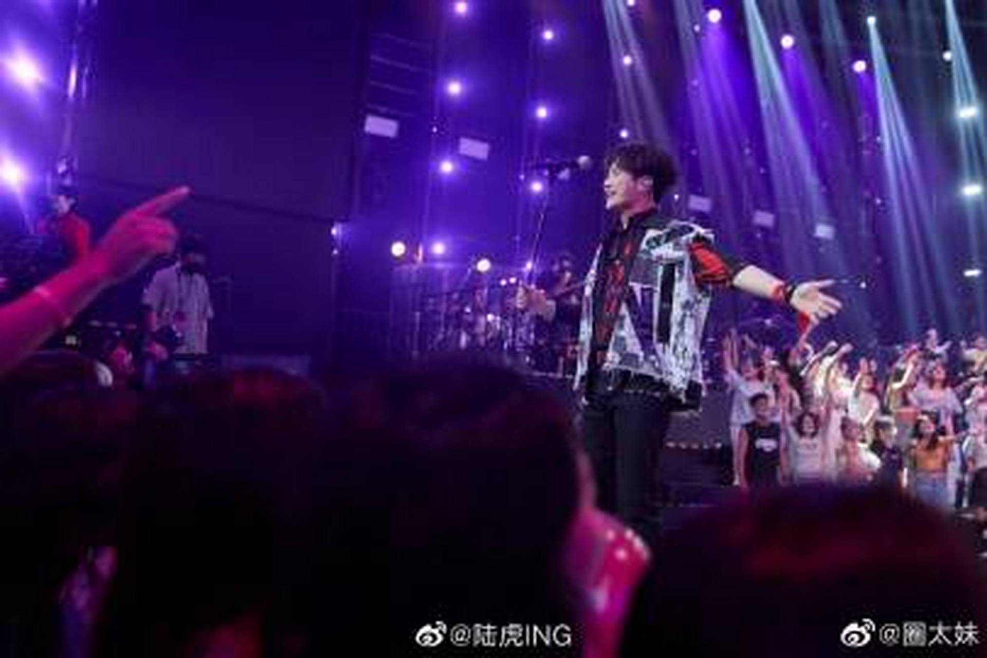 虎子哥阳光帅气的笑容一下子占据了我的心灵～感觉18张也不够看呢,好