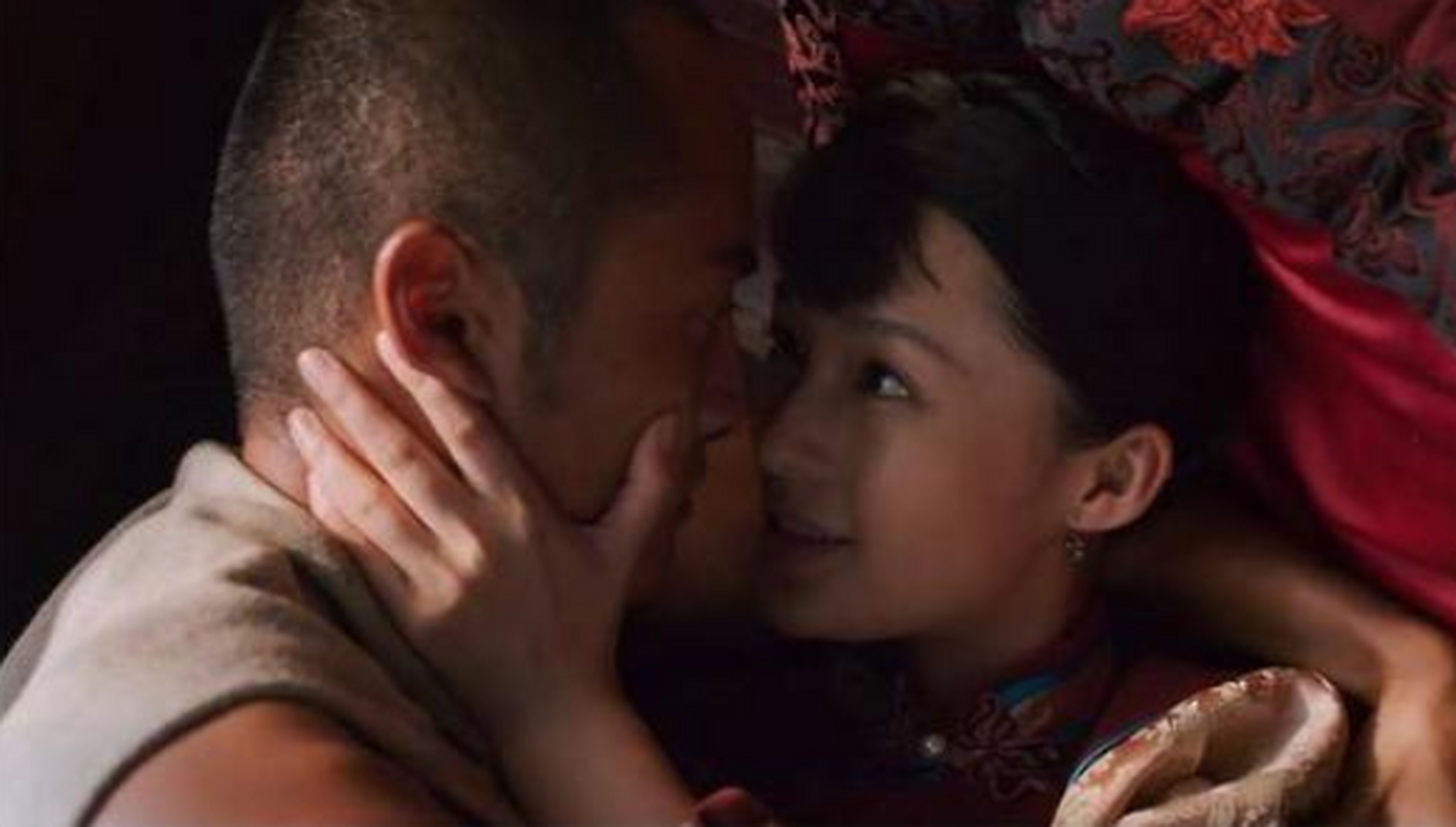 《白鹿原》中,在白嘉轩第7次结婚,与仙草的新婚之夜,白嘉轩在红烛的