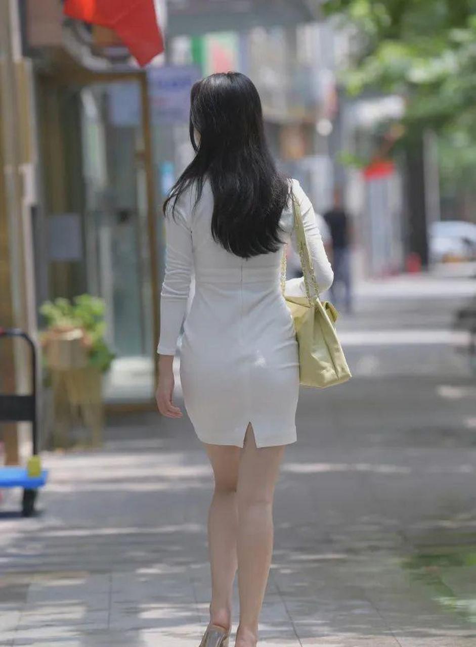 白色连衣裙配高跟凉鞋,穿得体面,赢得漂亮