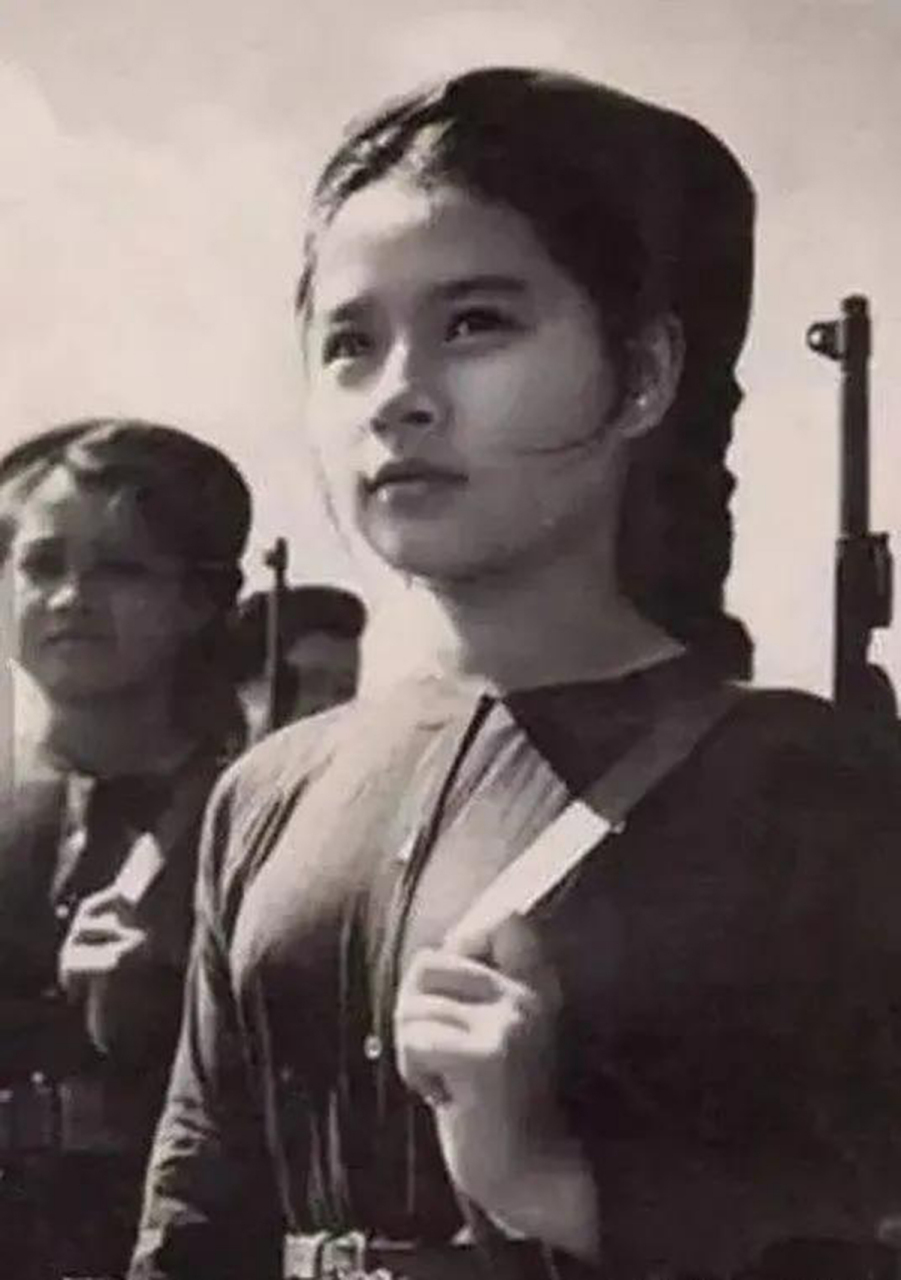 照片里的越南女兵,面对镜头,挺胸抬头,目光坚毅,看起来很清秀.