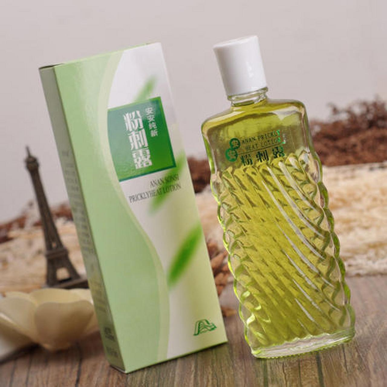 安安纯新粉刺露,产品的外观很简单,像花露水,风油精什么的,绿油油一瓶