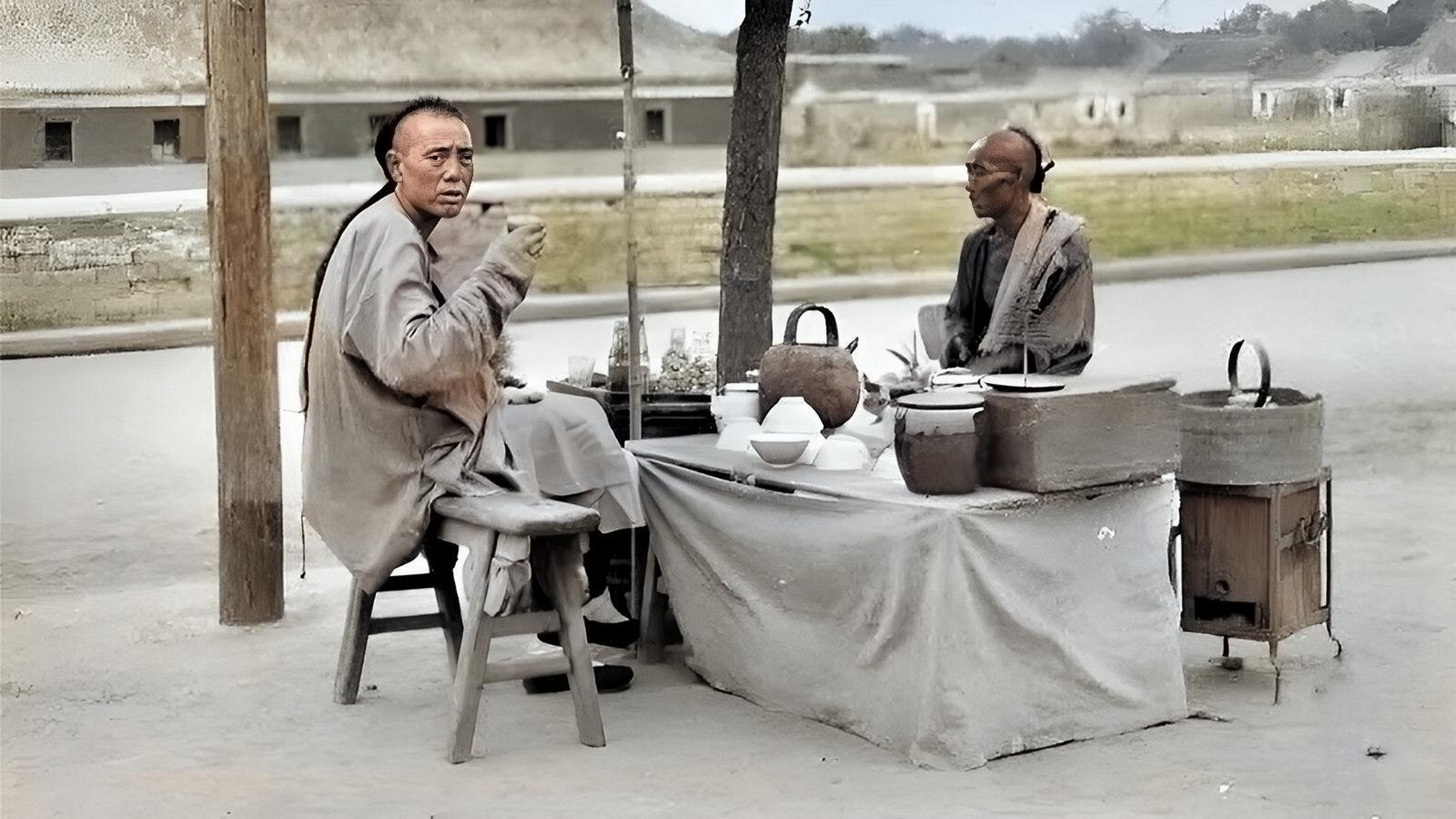 1907年,一个江湖郎中在街上用动物骨头做了创可贴