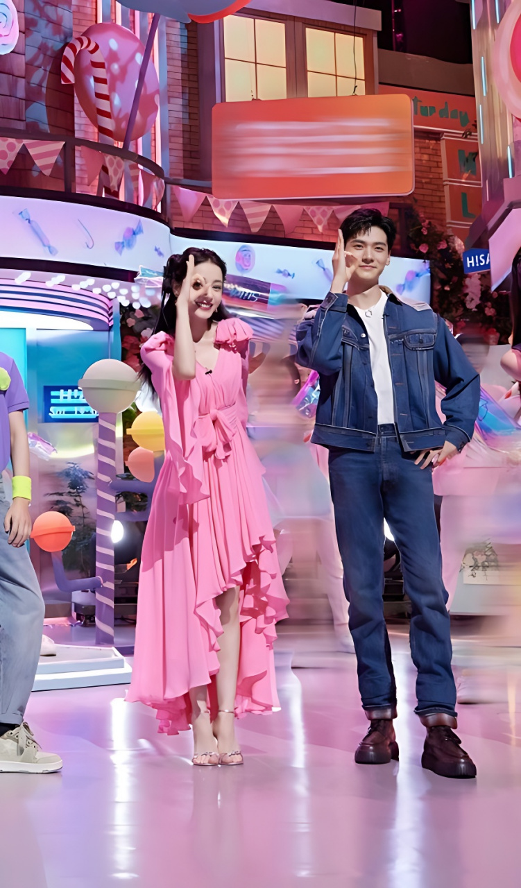 迪丽热巴龚俊比ok手势# 9090