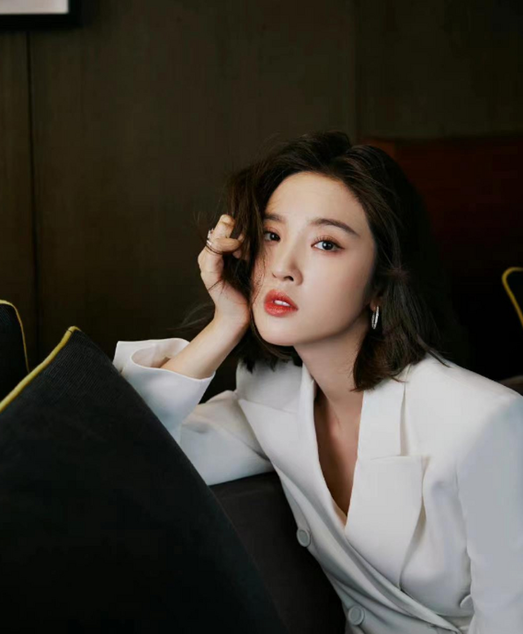 唐艺昕晒直播花絮,穿白色西服套装,精致优雅又高级