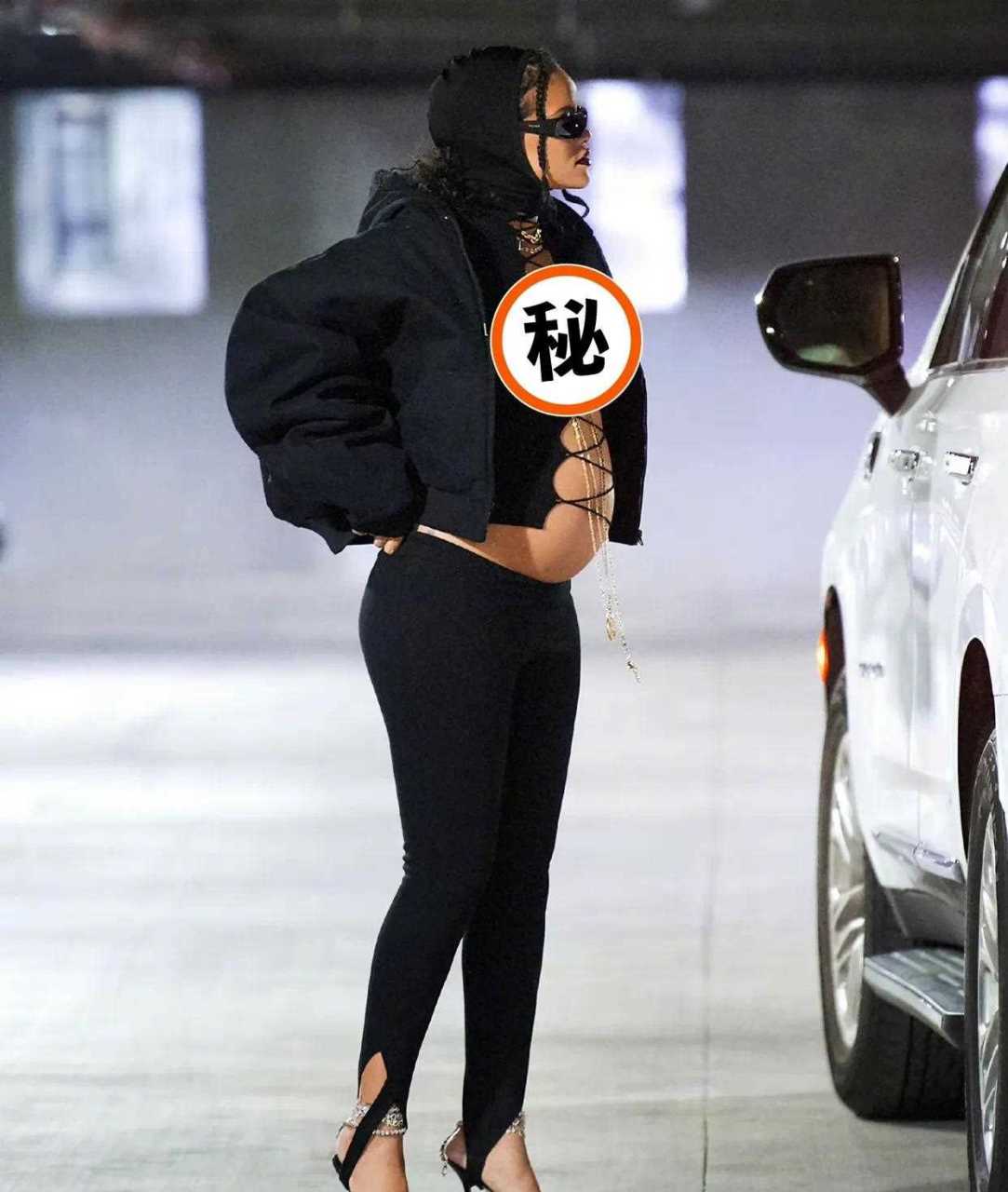 和很多女明星怀孕的时候遮遮掩掩不同,蕾哈娜怀孕之后恨不得告诉全