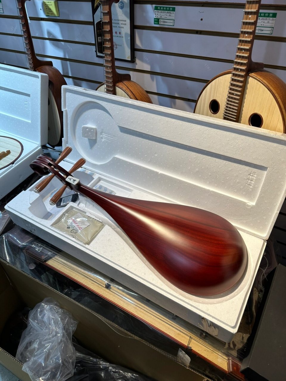 乐海非洲紫檀木儿童琵琶  采用非洲紫檀木材质(也被称为红花梨木)制成