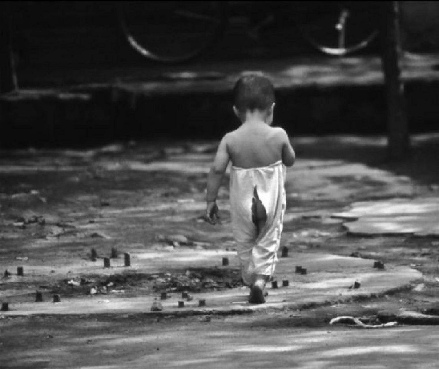 80年代穿开裆裤的孩子,这显然是有点大,直接拎到了真真是胸以下都是腿