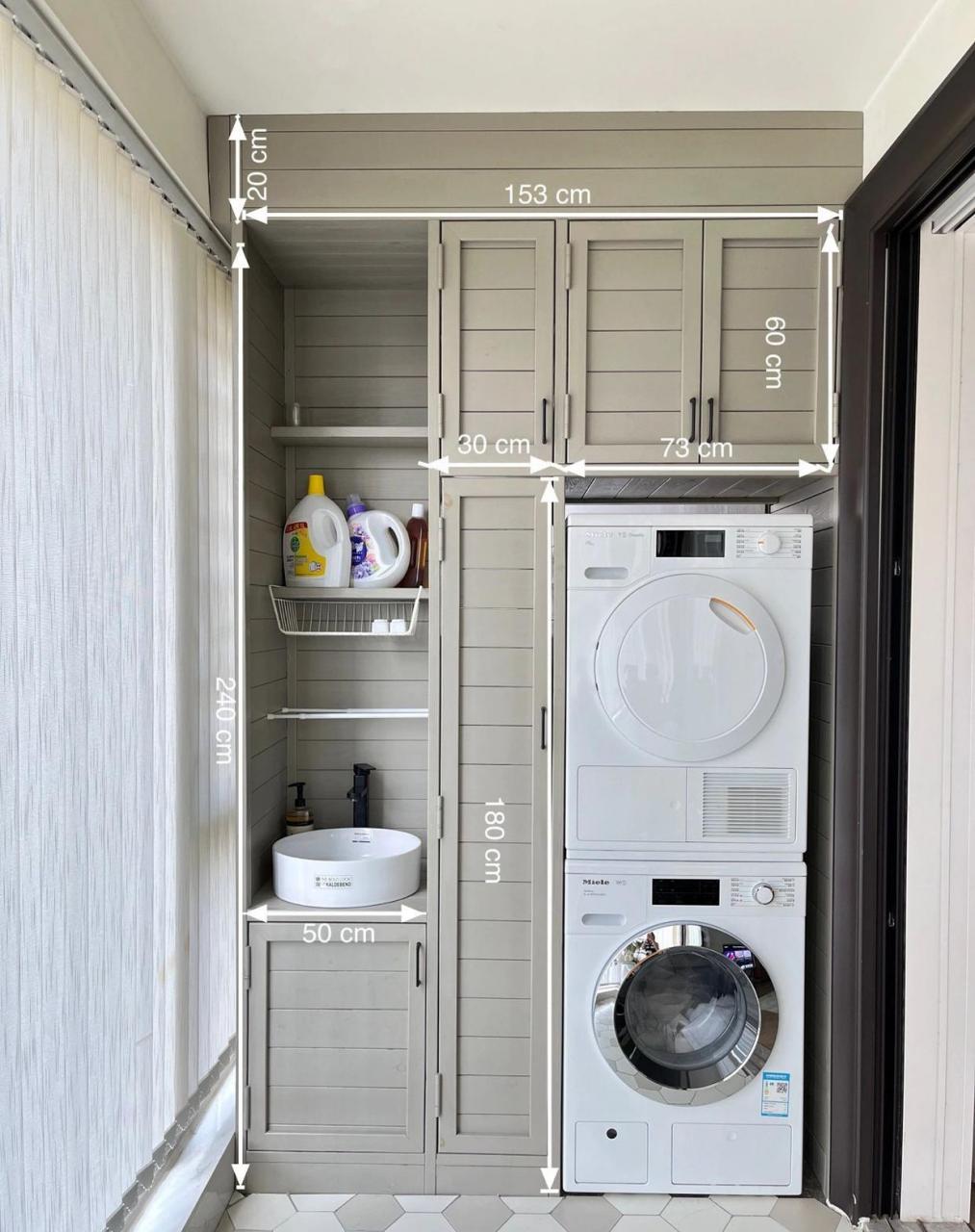 阳台洗衣机柜设计,增加收纳空间,好看又实用 我家装修时,在阳台定制了