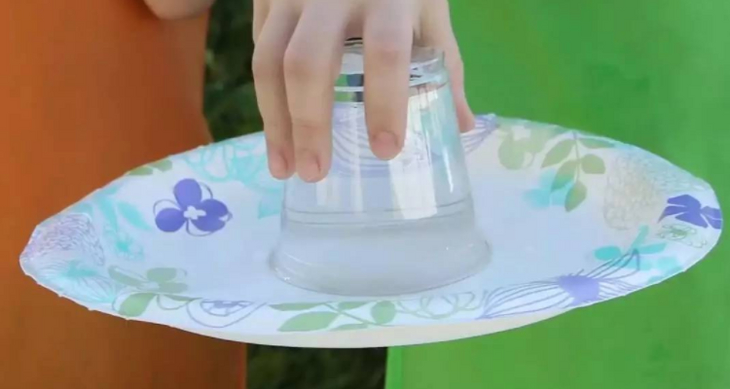 纸片托水实验的原理 纸片托水实验是一种常见的物理实验,其原理涉及