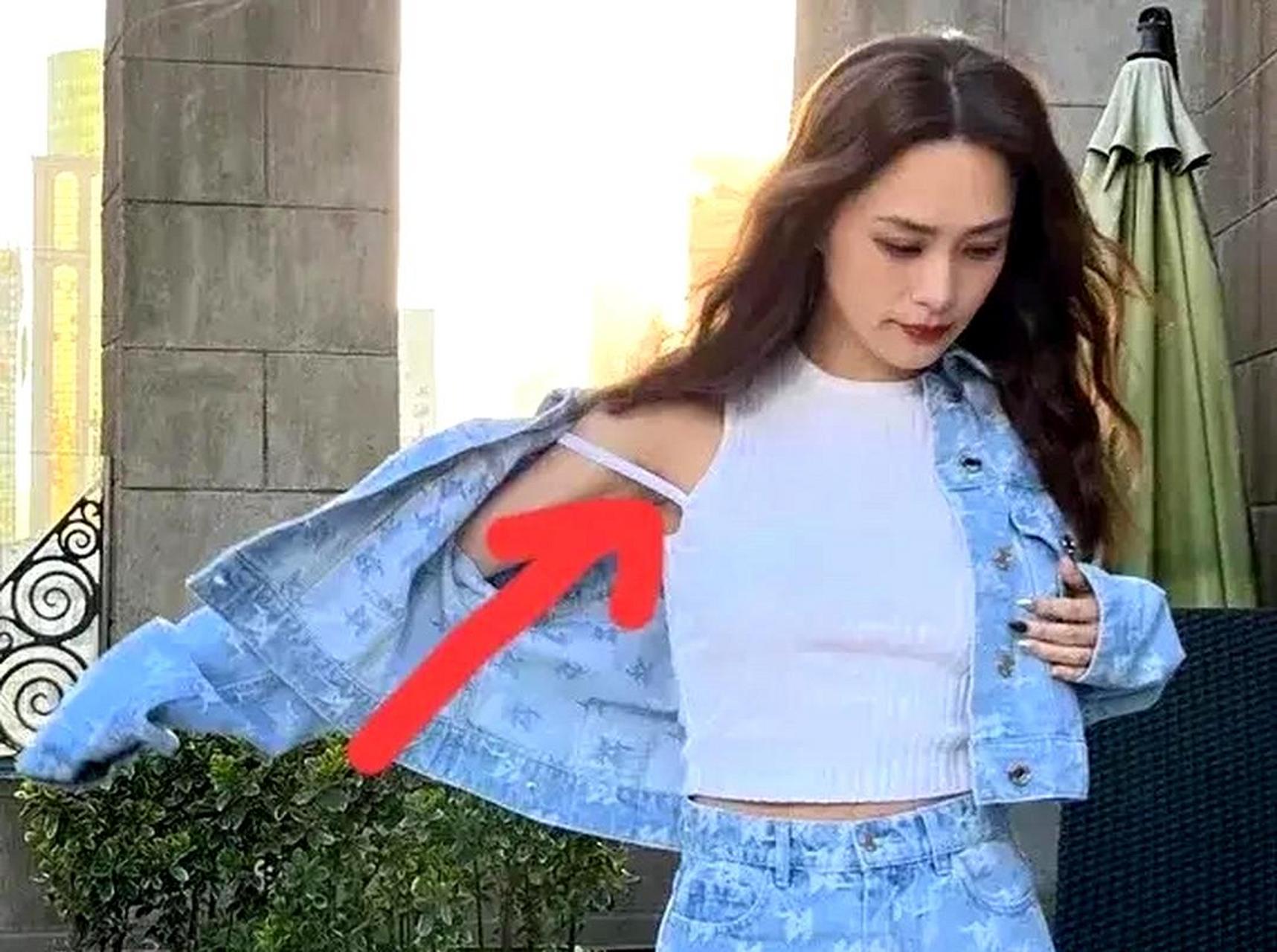 我看错了,差点以为阿娇的内衣肩带滑落了.