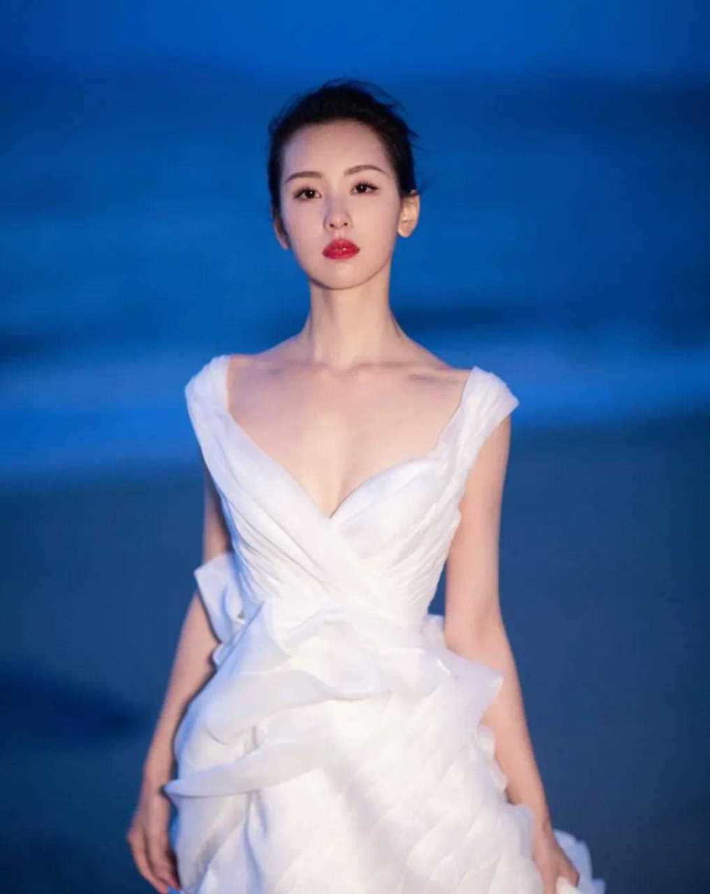 清纯的陈都灵走性感路线也好惊艳,一袭白色连衣裙在海边拍摄大片,优雅