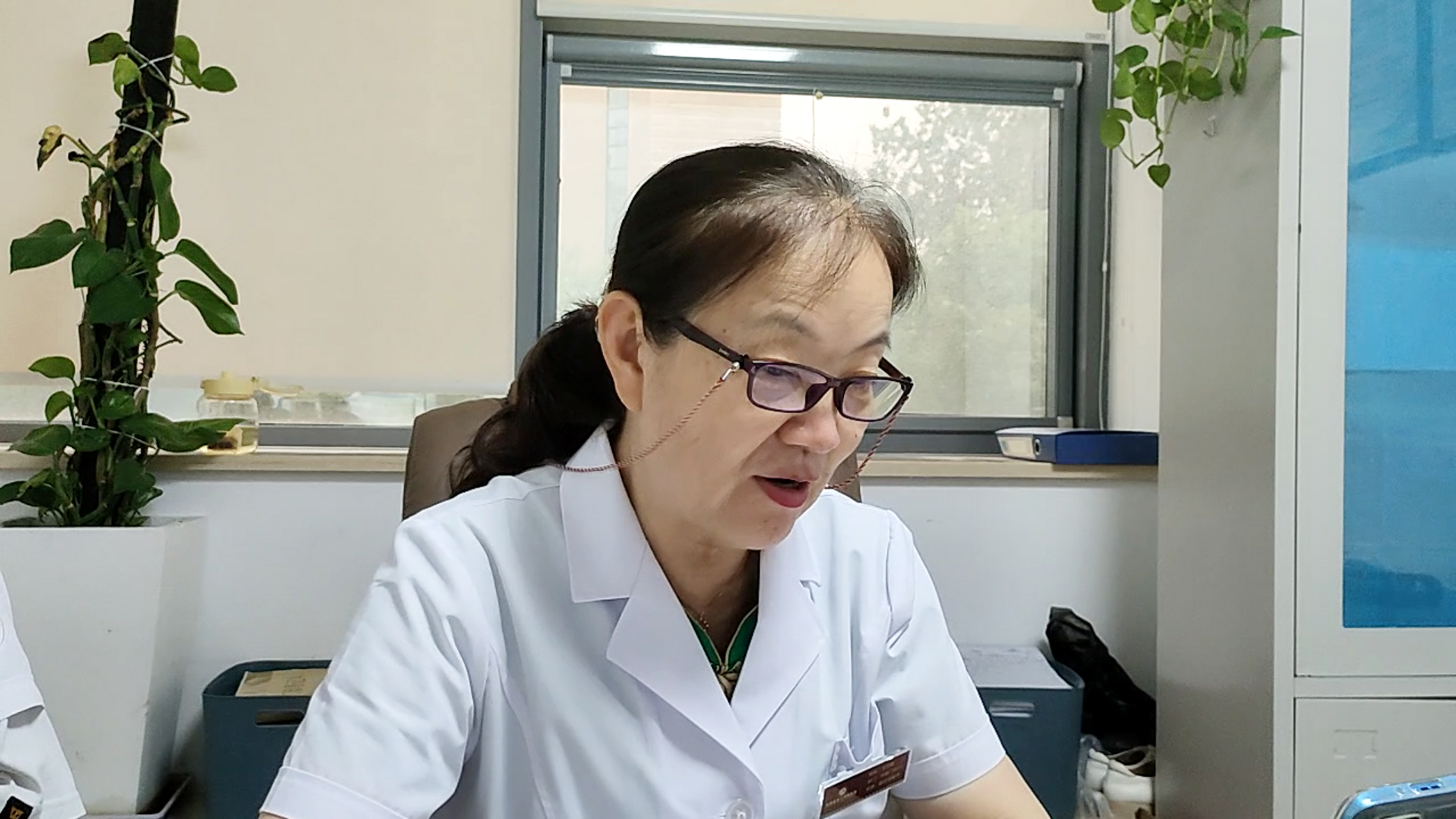 从今天开始,癫痫患者不用再大把吃药了,我是王丽艳医生,治癫痫40多年