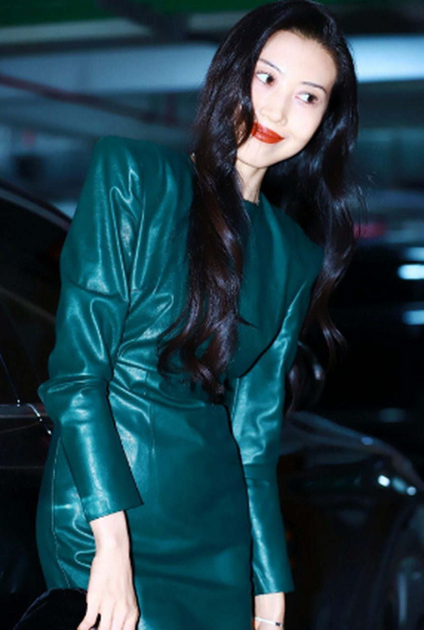 气质大气优雅的红唇美女小姐姐