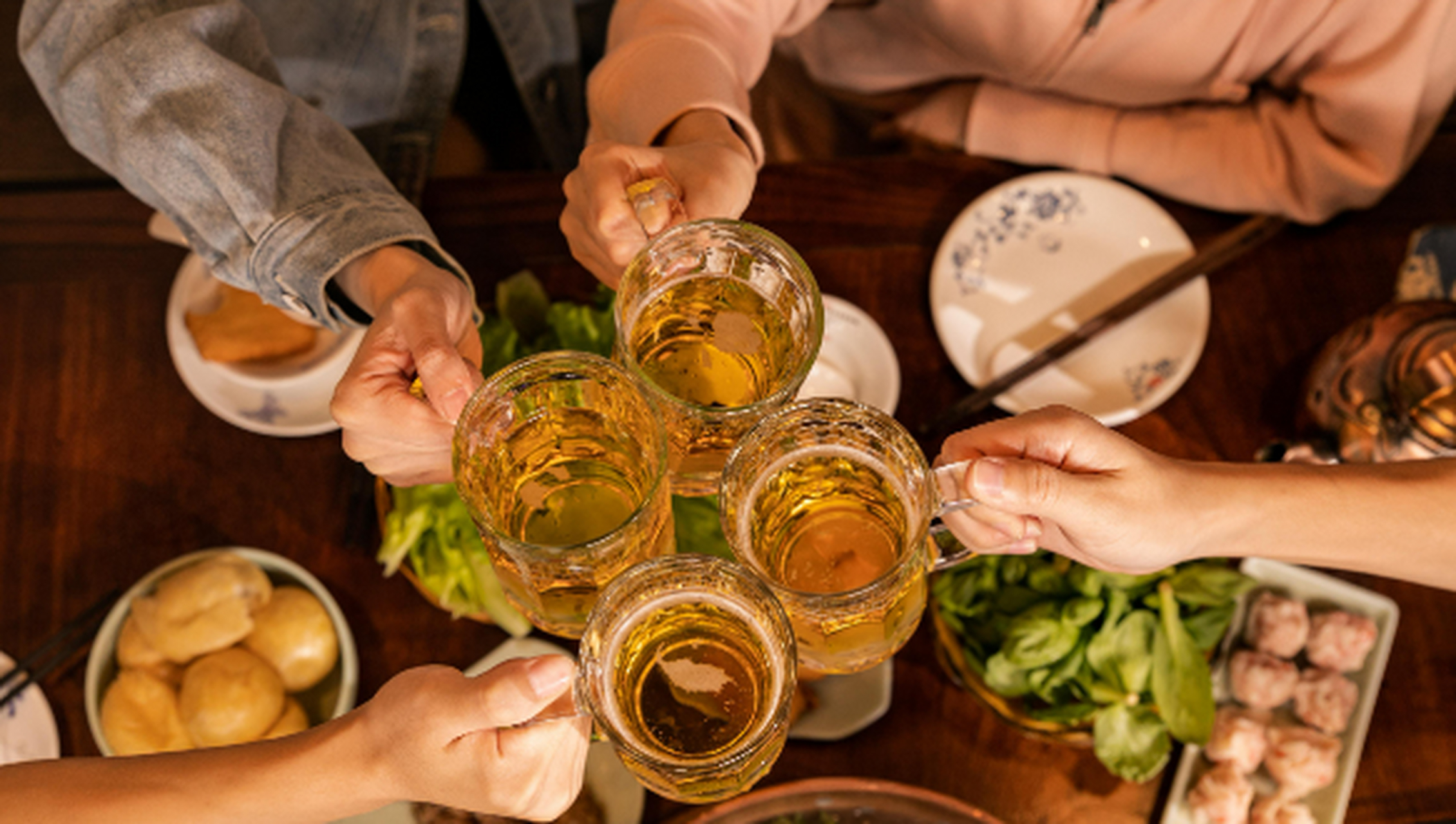 跟酒友们提个醒:要是你喝酒的时候爱干这3件事,那说明已经老了!