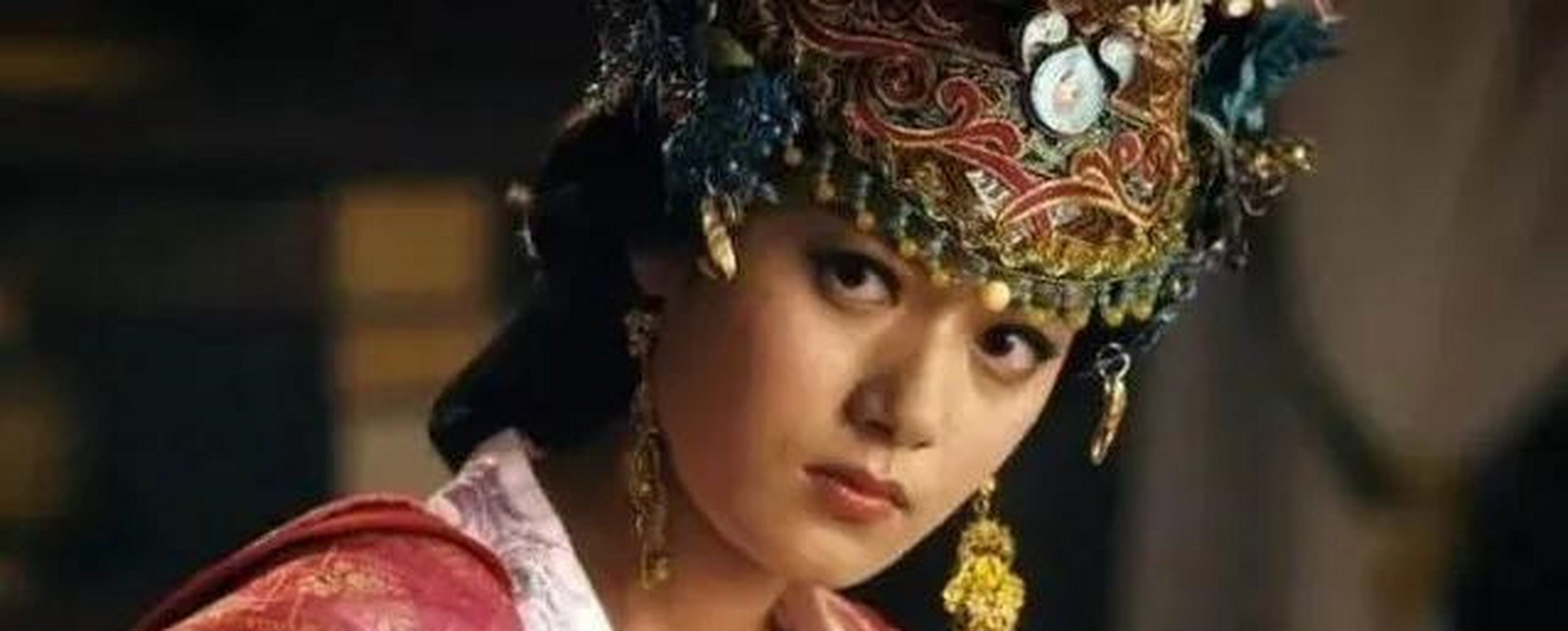 此时李元昊的正牌老婆叫野利皇后,这个皇后开始的时候还很怜悯没藏氏