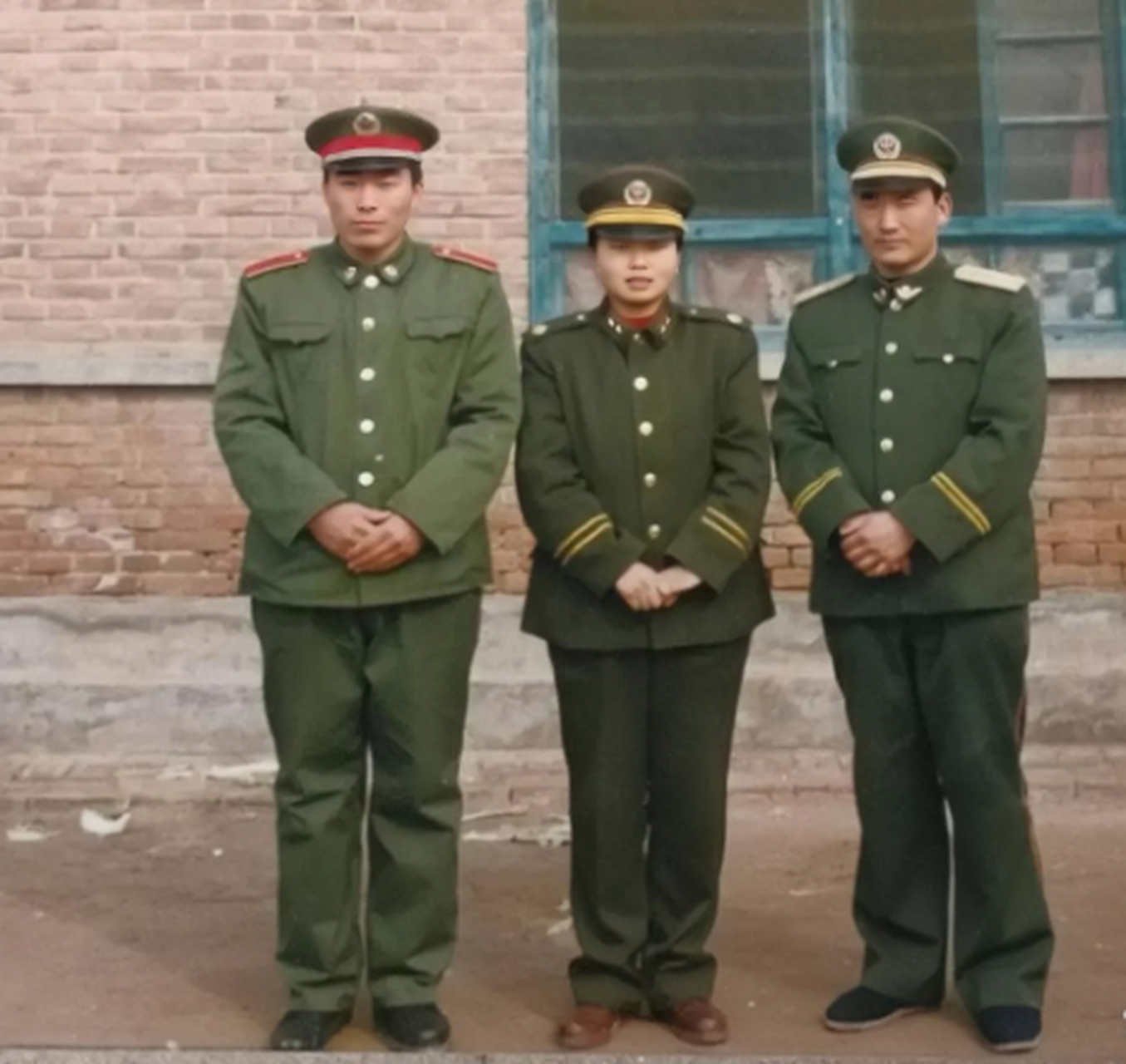 历史老照片: 上世纪九十年代初,大侄子和叔叔,婶婶的合影.