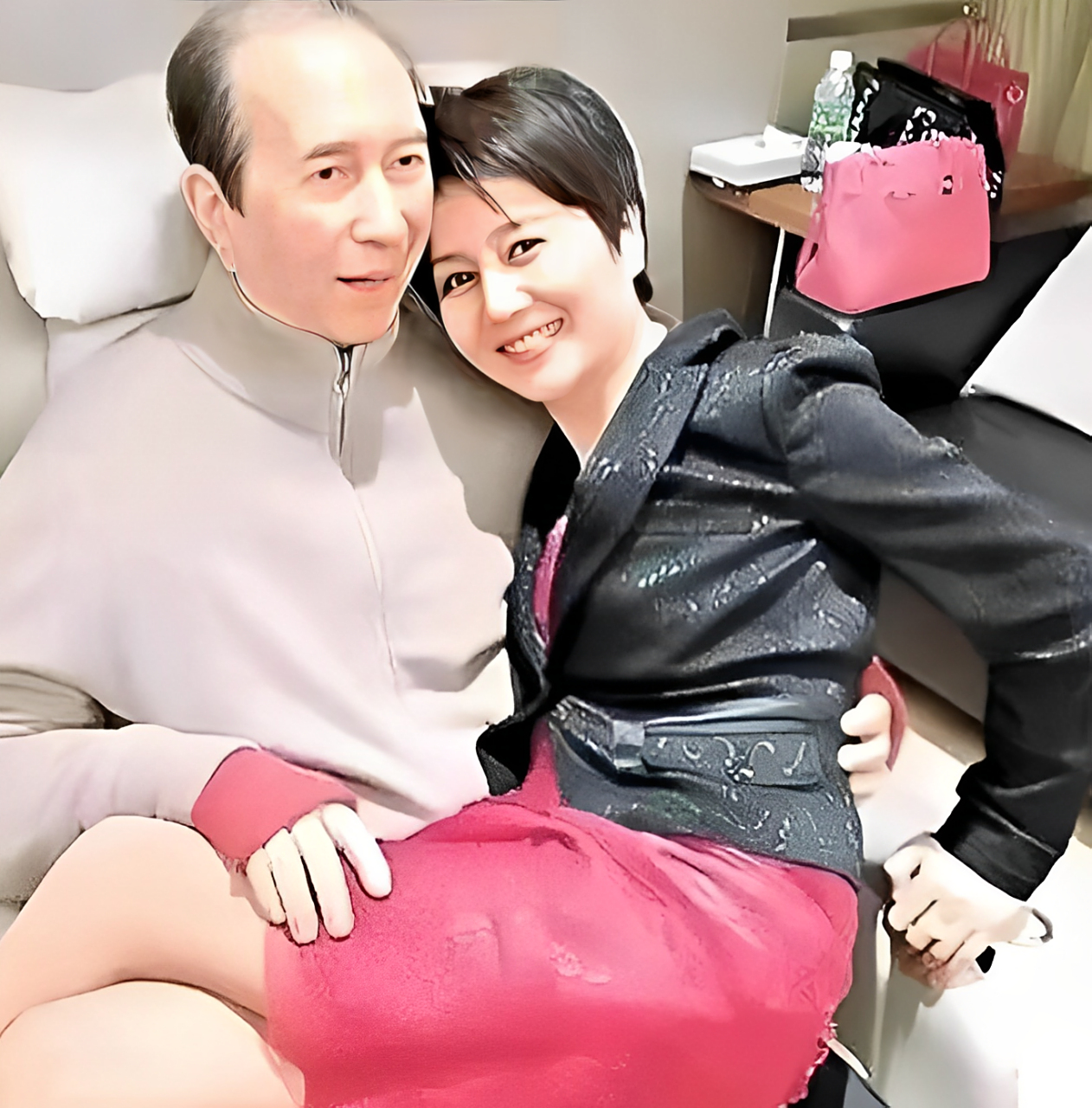 从照片中可以看出这位赌王对梁安琪是真的情有独钟!